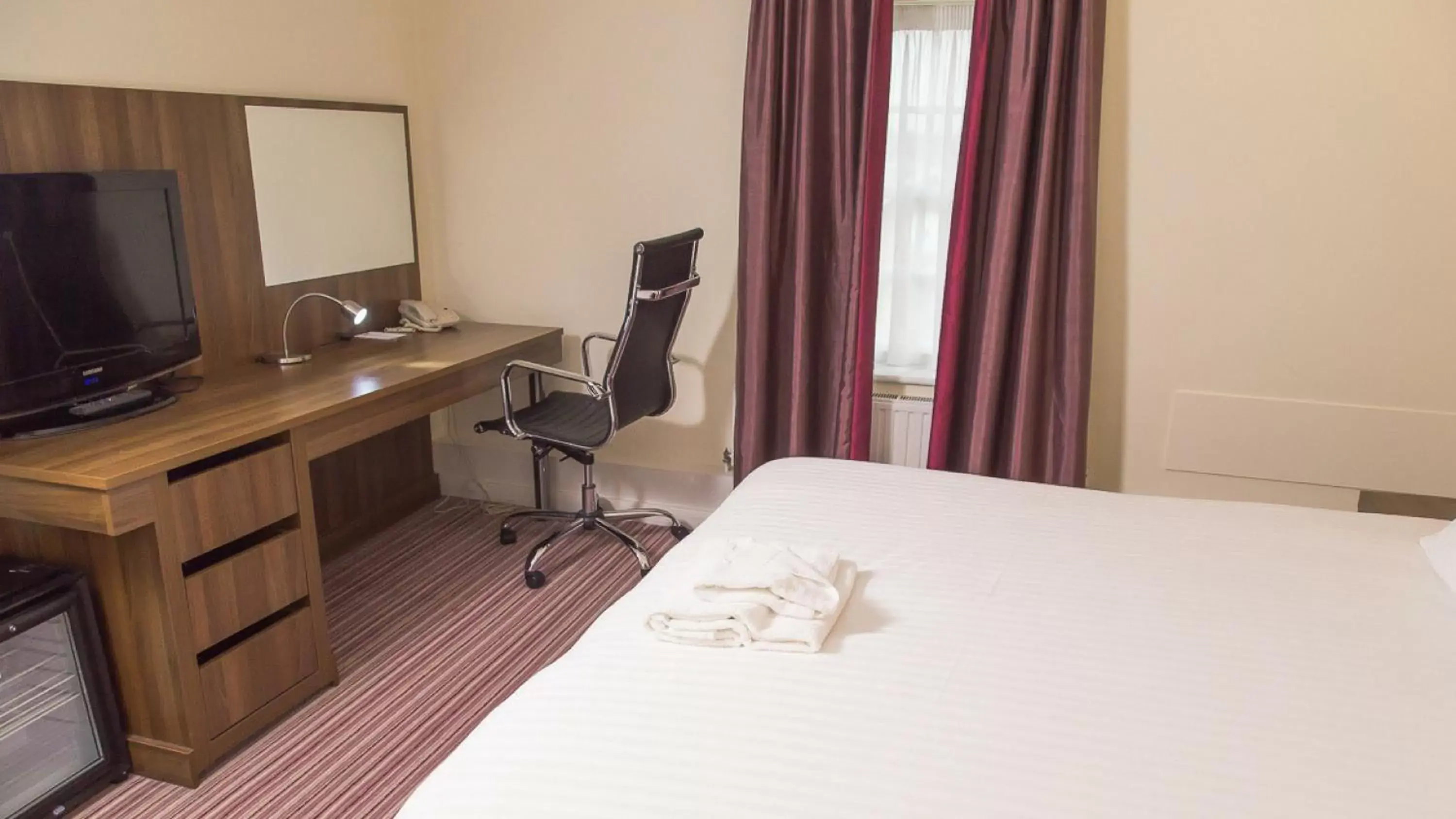 Photo of the whole room, Bed in Holiday Inn Milton Keynes East M1 Junc 14, an IHG Hotel