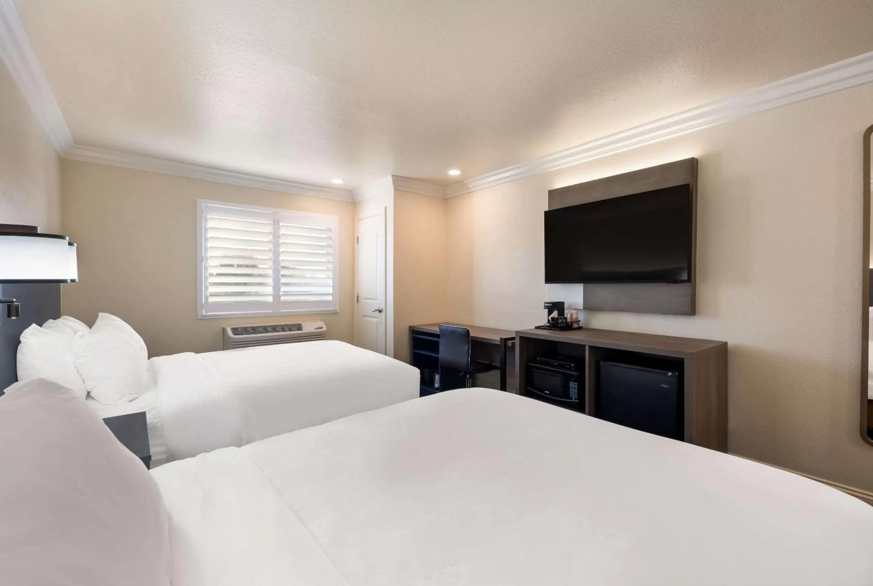 Bedroom, Bed in Comfort Inn Gilroy