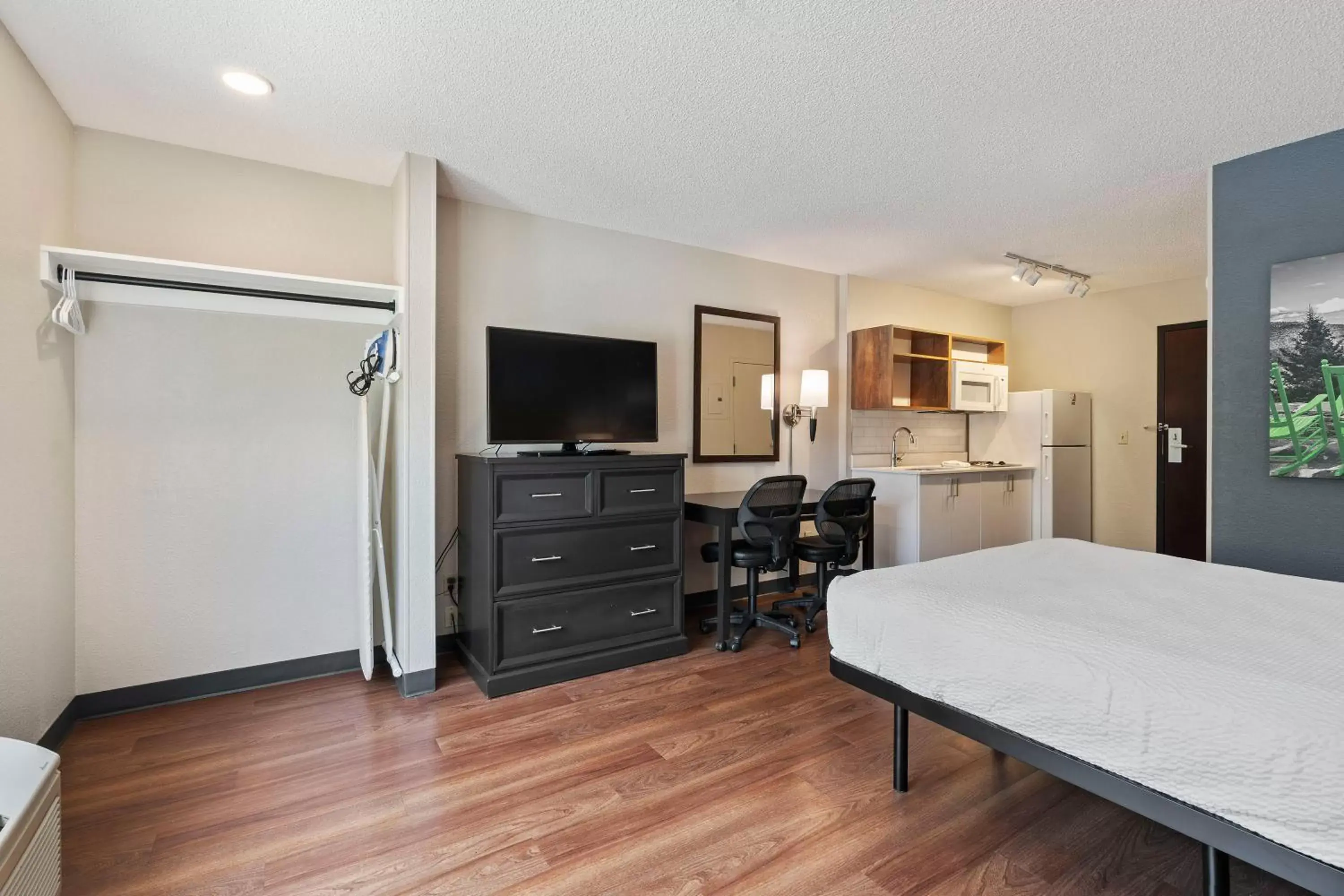 Bed, TV/Entertainment Center in Extended Stay America Premier Suites - Seattle - Bellevue - Downtown