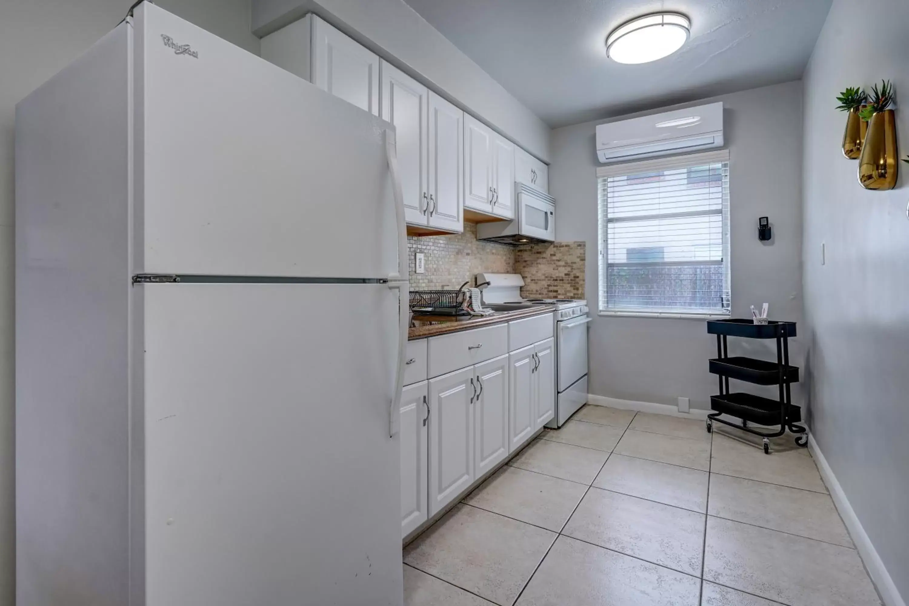 Kitchen/Kitchenette in Ocean Villas of Deerfield