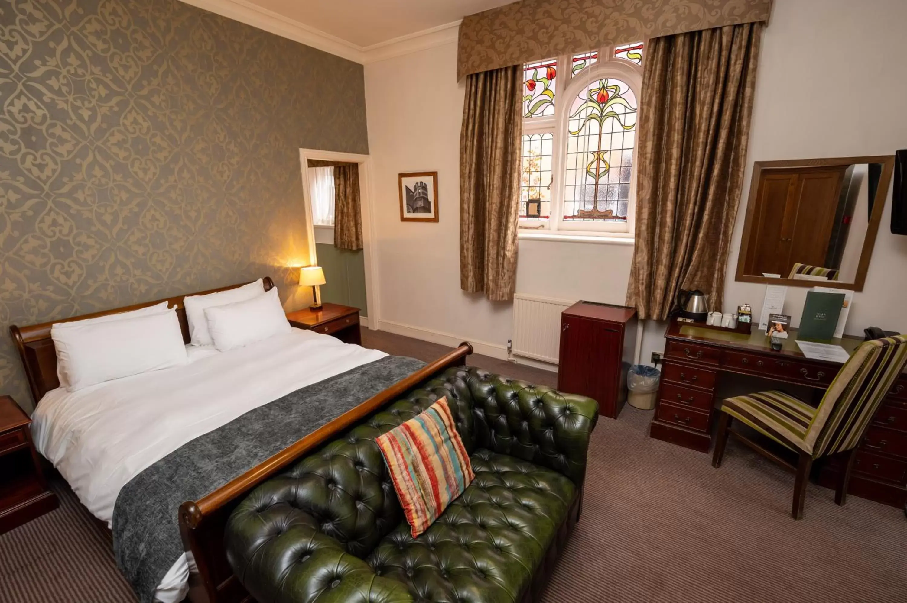 Photo of the whole room, Bed in Castle and Ball by Greene King Inns