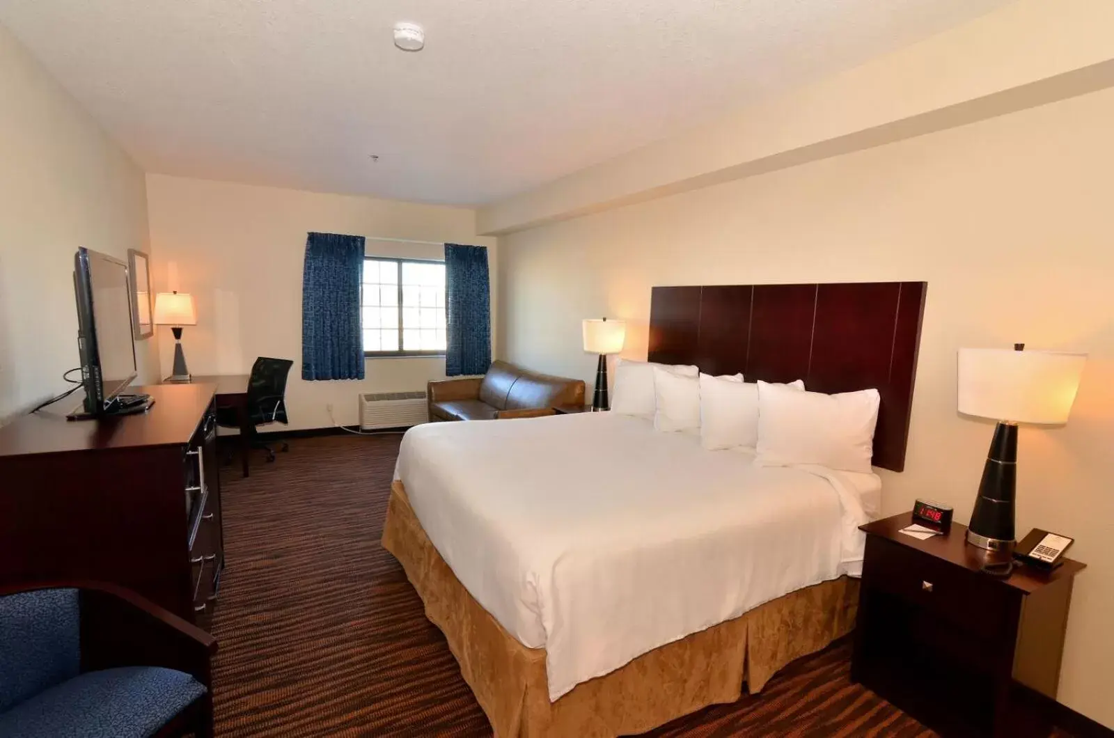 Bed in Cobblestone Inn & Suites - Holstein