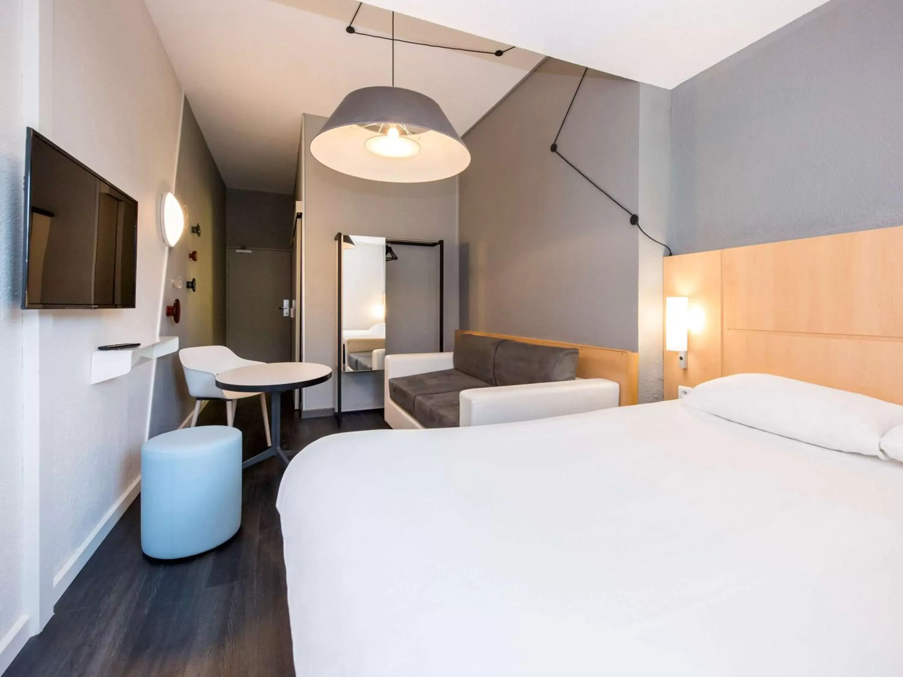 Photo of the whole room, Bed in ibis Sisteron