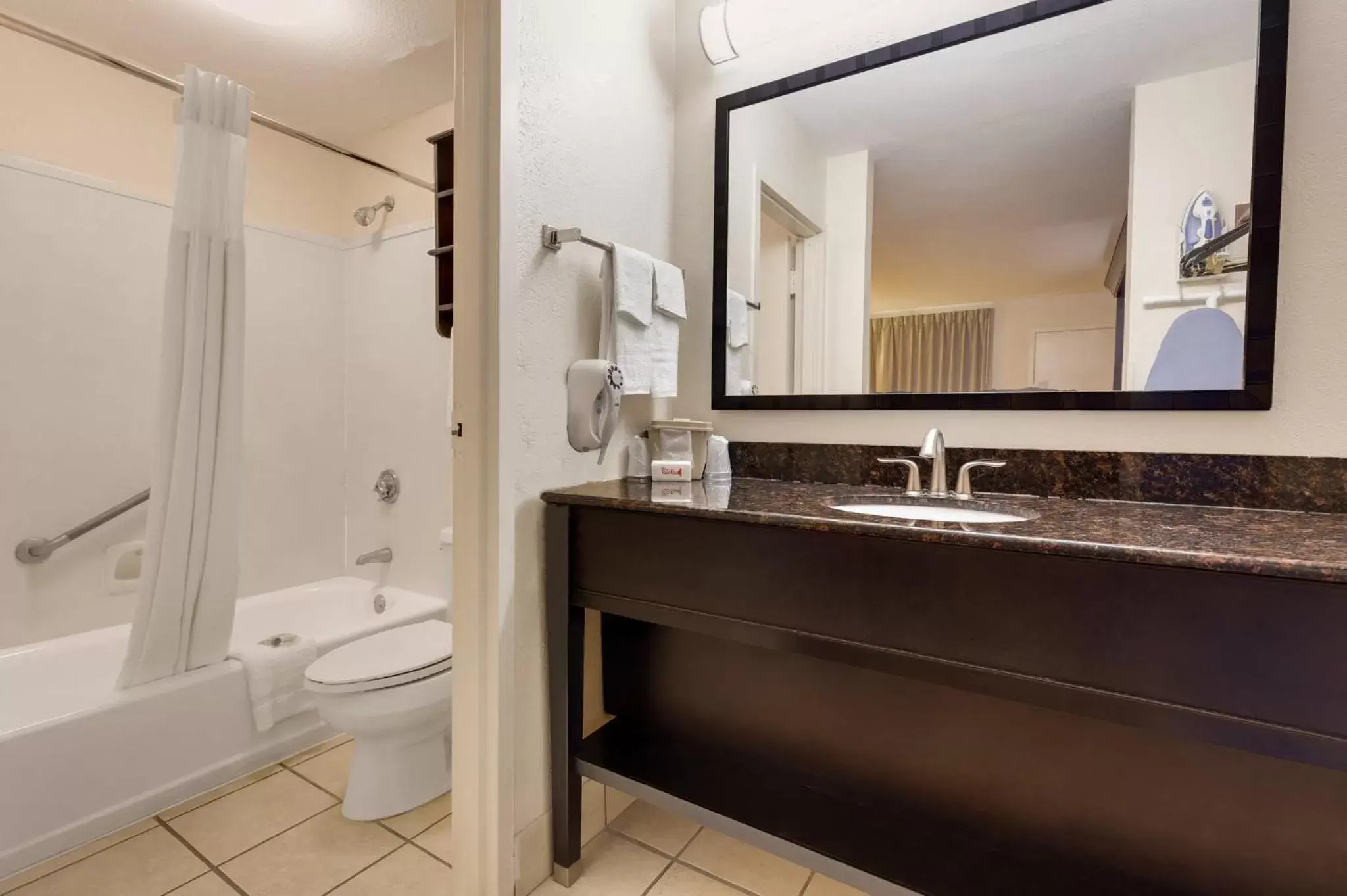 Bathroom in Red Roof Inn Gulfport - Biloxi Airport
