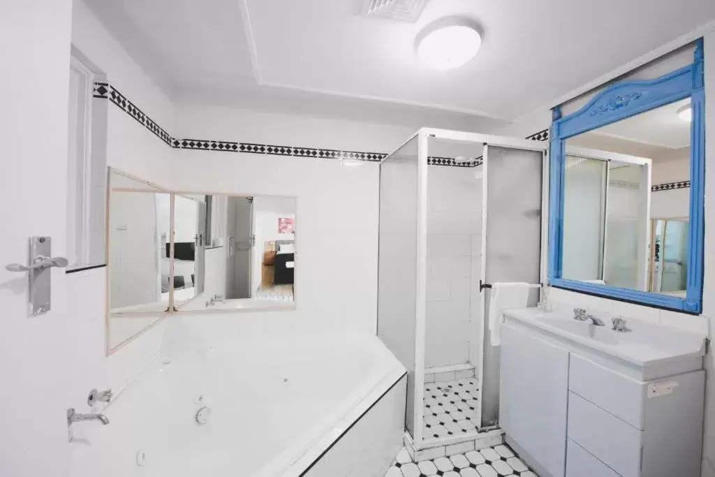 Bathroom in Manly Waves Studios & Apartments