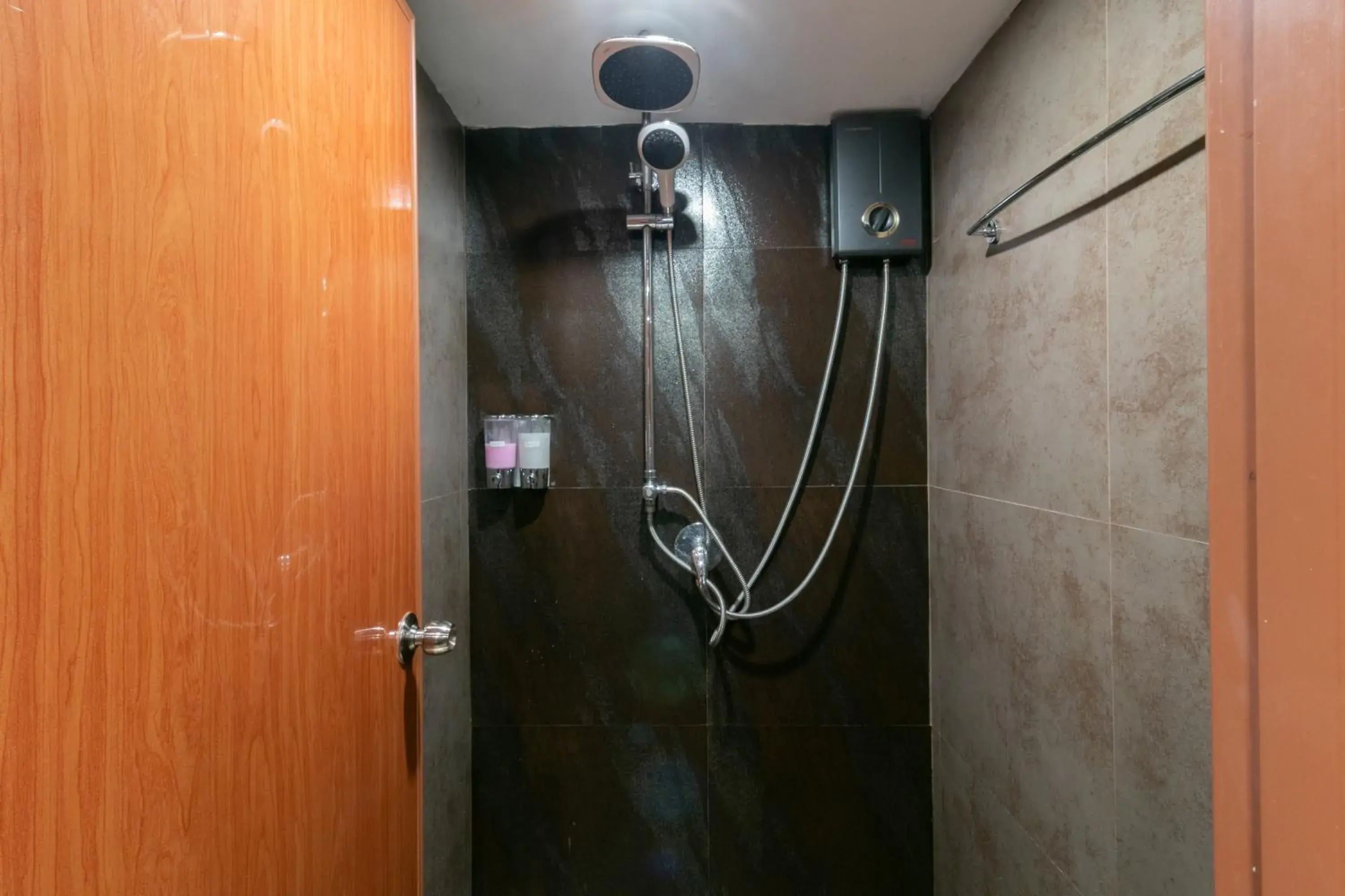 Shower, Bathroom in Phob phan Hostel