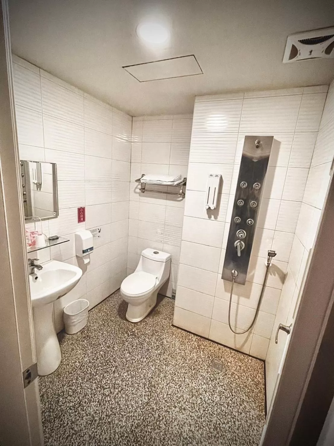 Shower in Walker Hotel - Zhengyi