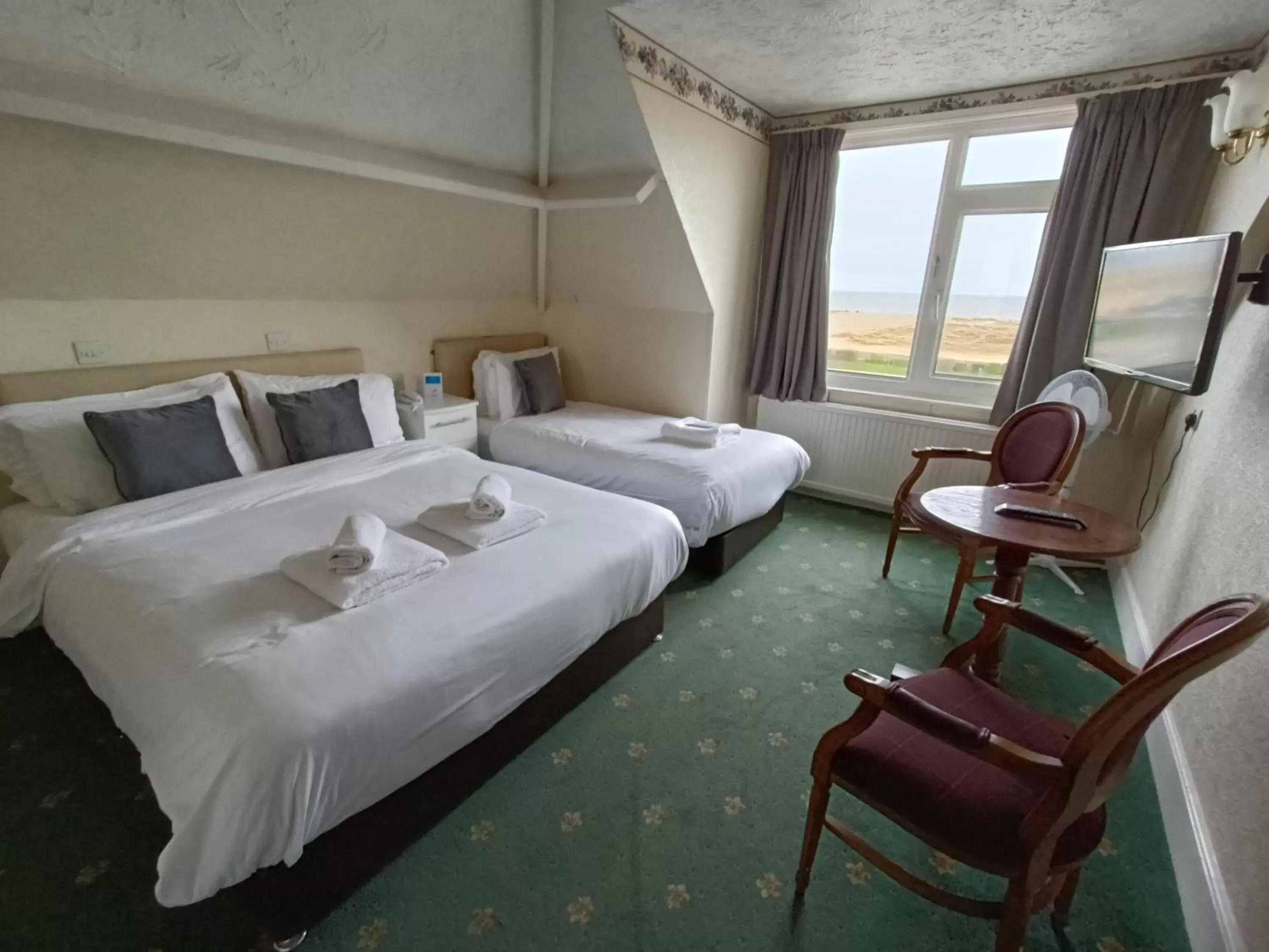 Bedroom, Bed in Palm Court Hotel