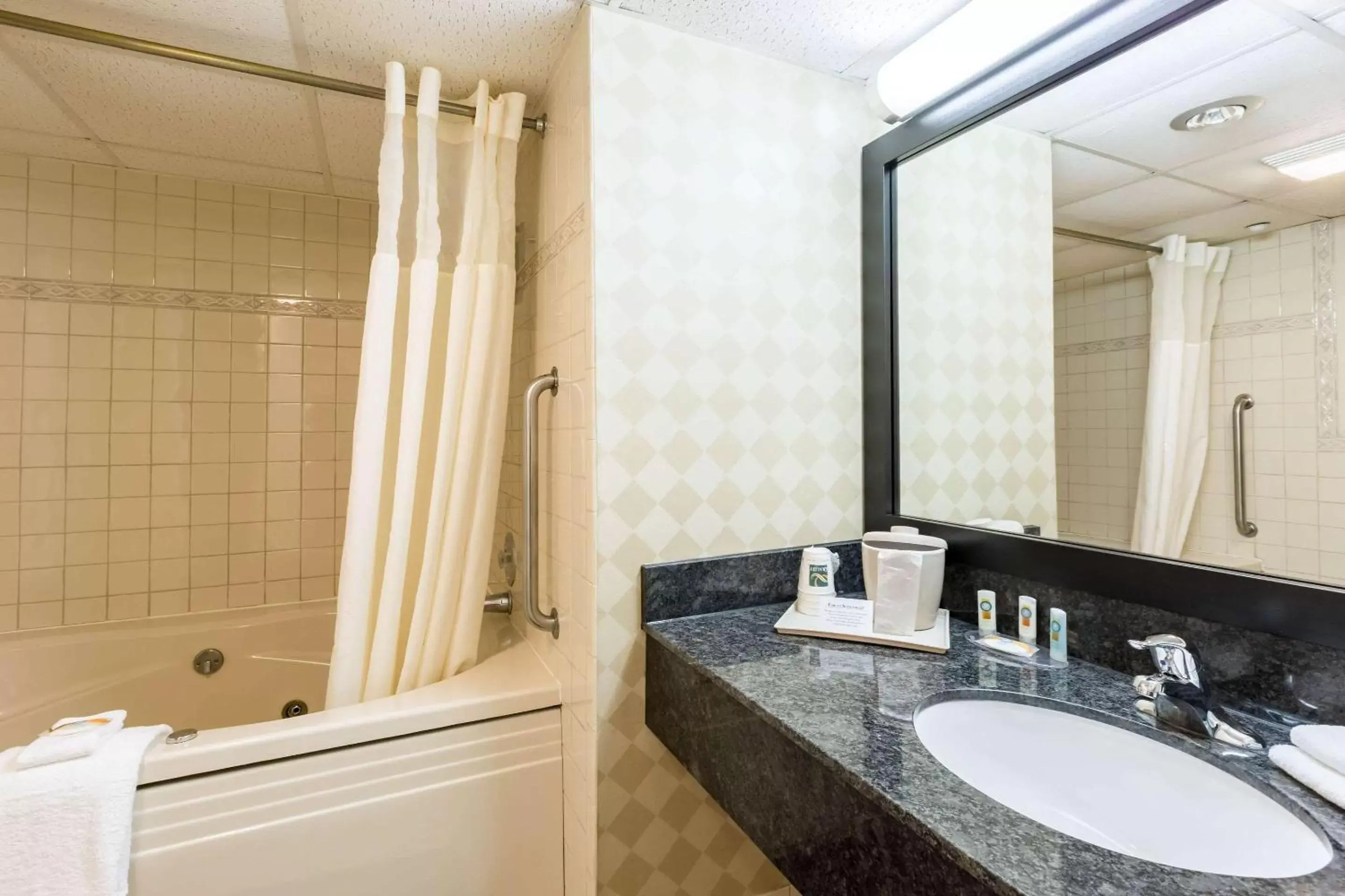 Photo of the whole room, Bathroom in Quality Inn and Conference Center I-80 Grand Island