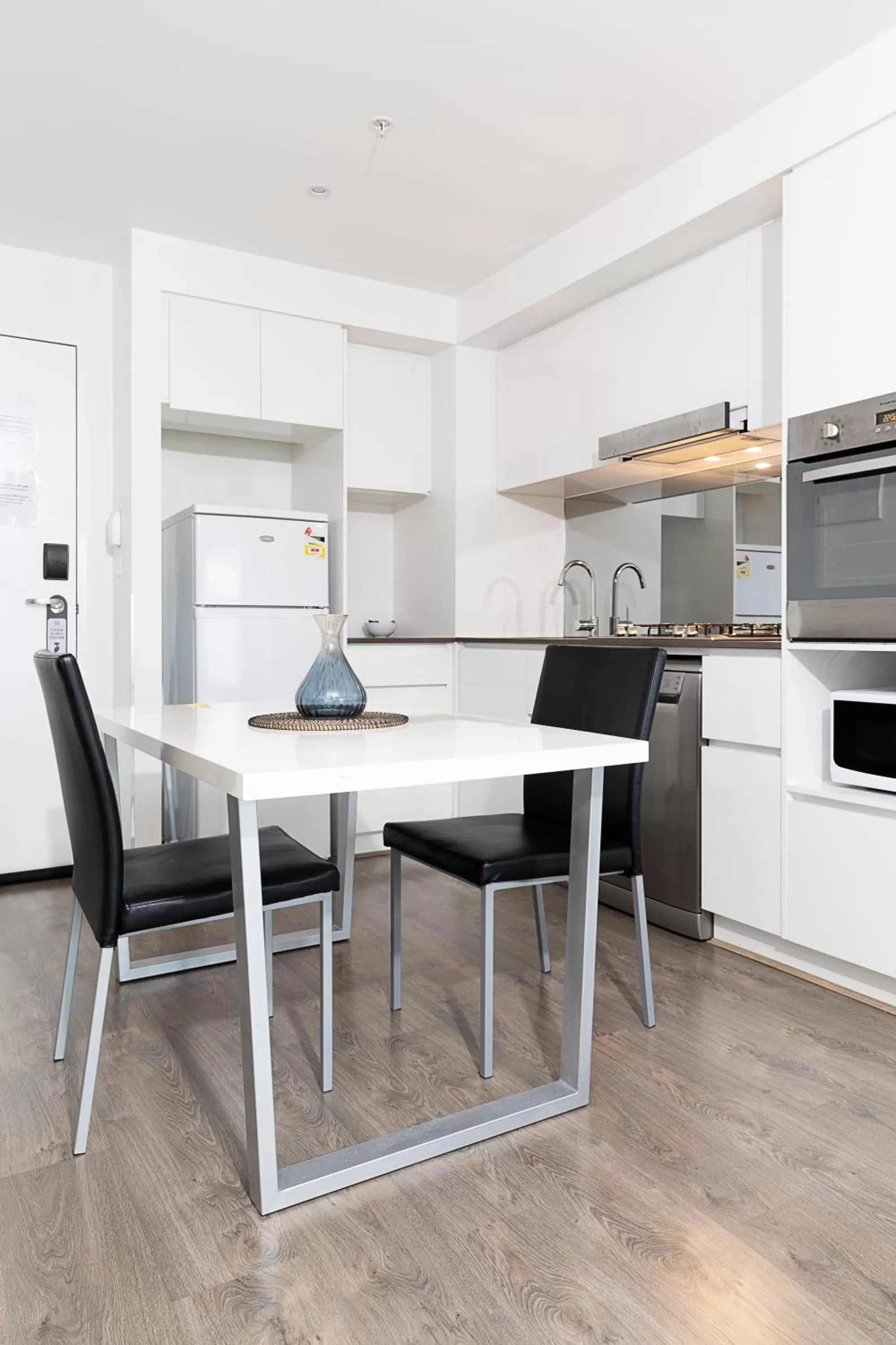 Kitchen or kitchenette in RNR Serviced Apartments North Melbourne