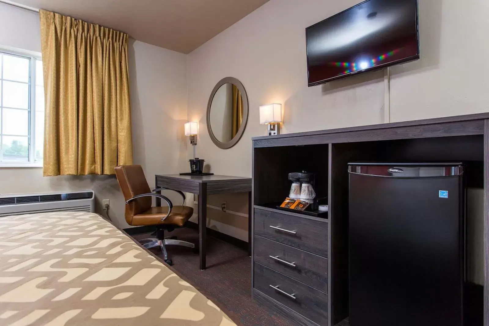 Bedroom, TV/Entertainment Center in Hotel J Green Bay