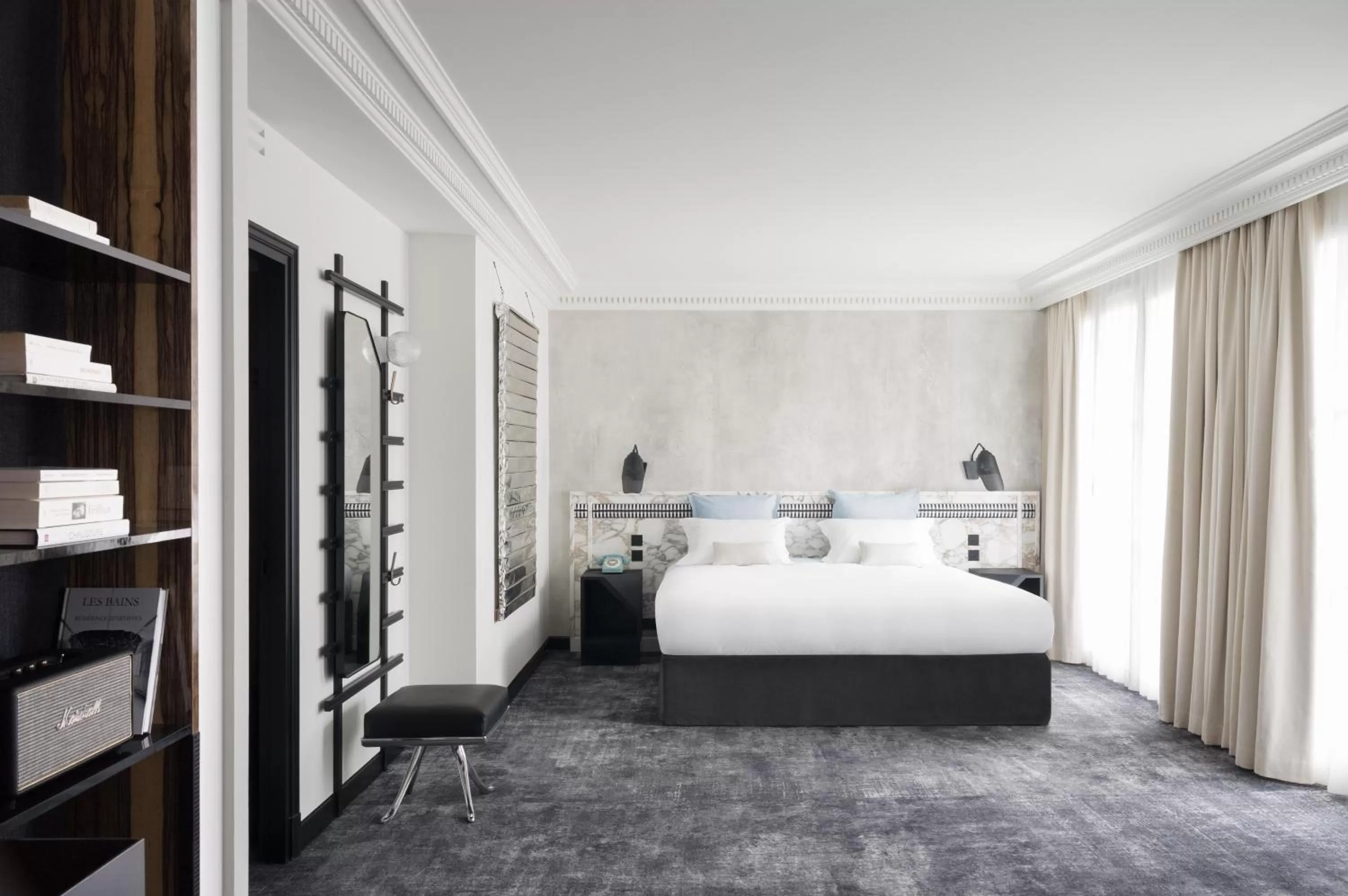 Balcony/Terrace, Bed in Hotel Les Bains Paris