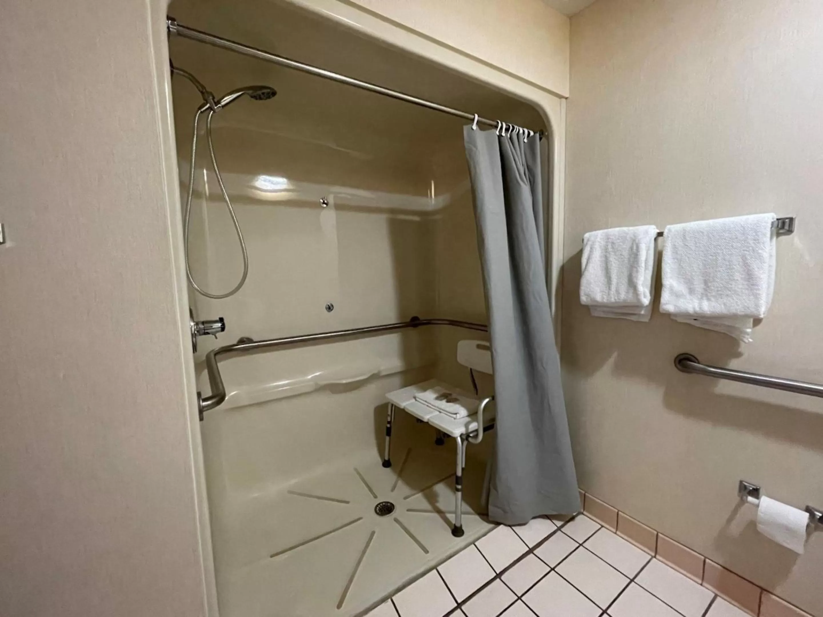 Bathroom in Red Roof Inn Branson