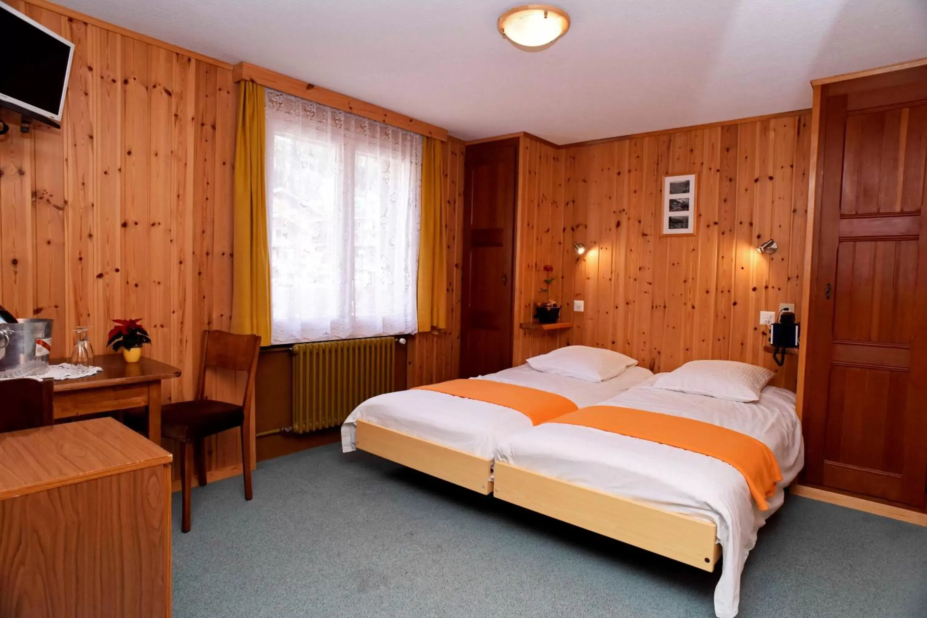 Photo of the whole room, Bed in Hotel de la Poste Verbier