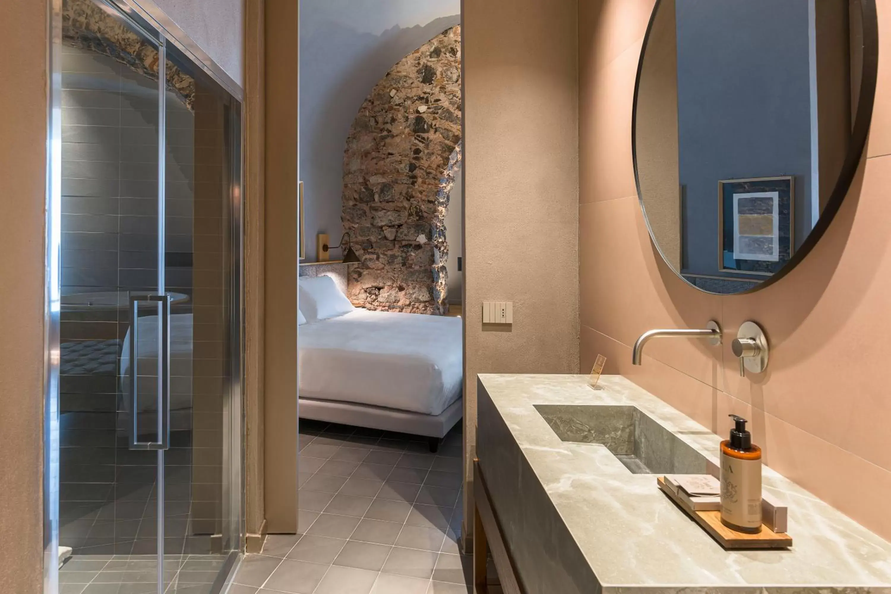 Shower, Bed in BASTIÒ PRIVATE SUITES