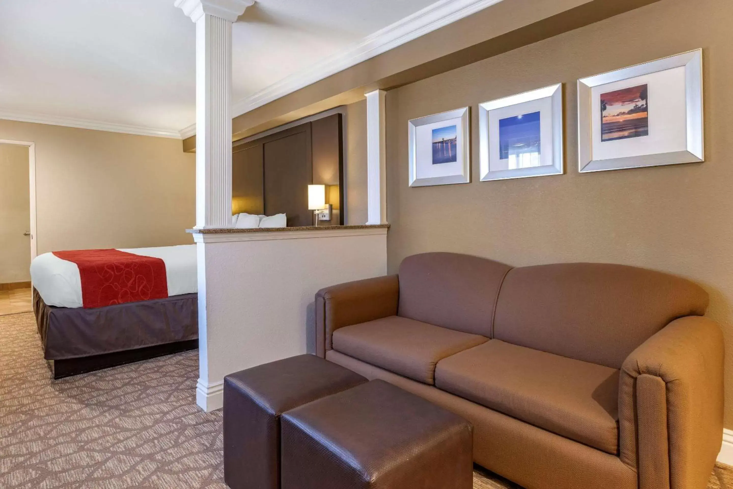 Photo of the whole room, Seating Area in Comfort Suites San Clemente Beach