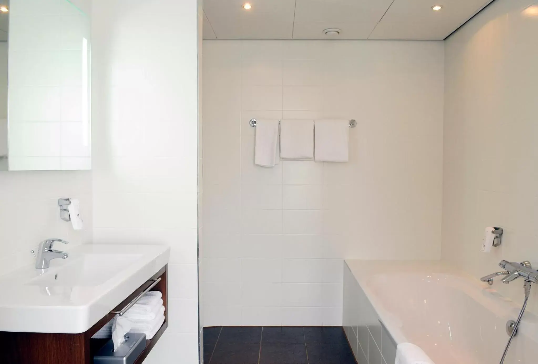 Bathroom in Leonardo Hotel Papendrecht