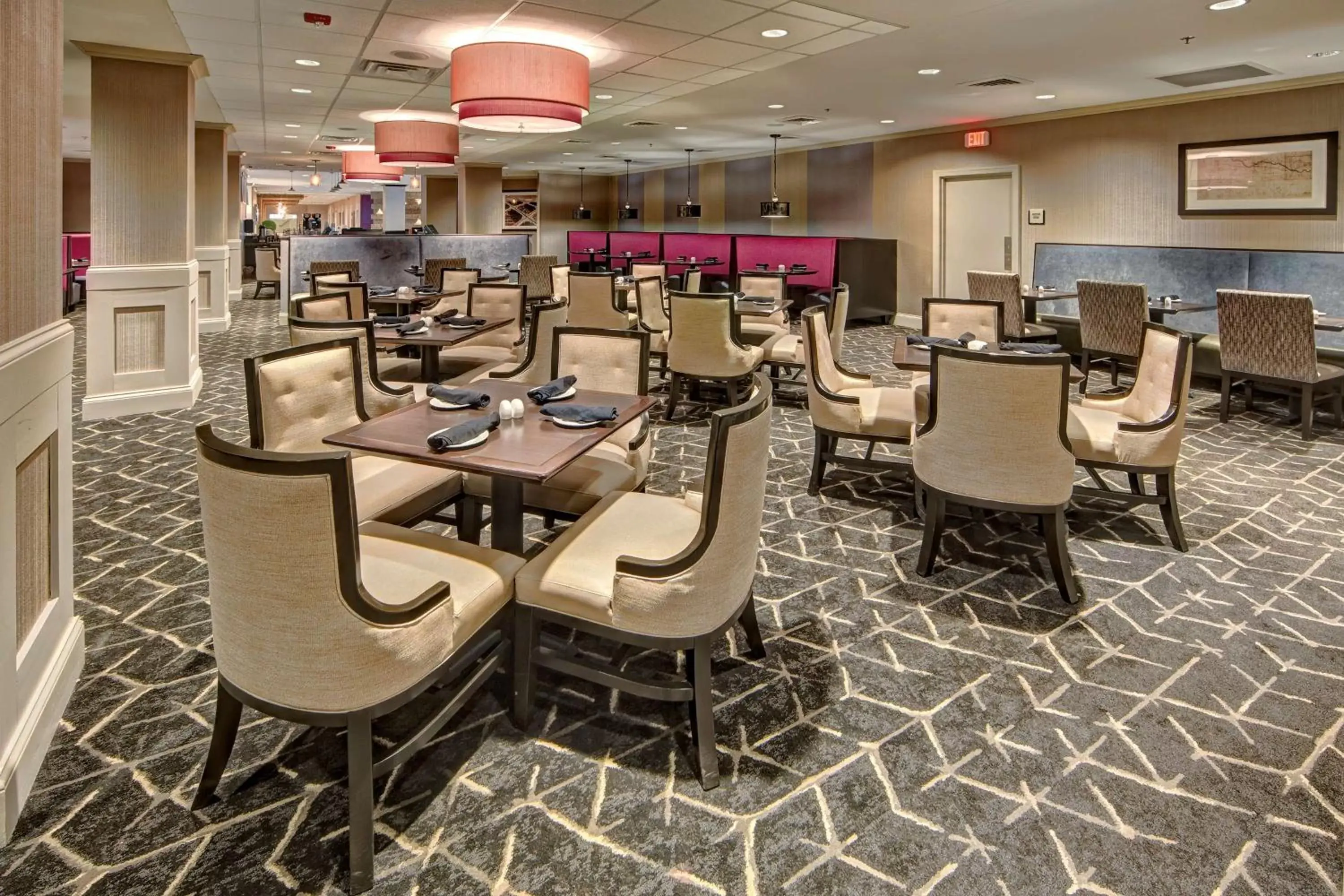 Restaurant/places to eat, Lounge/Bar in DoubleTree by Hilton Decatur Riverfront