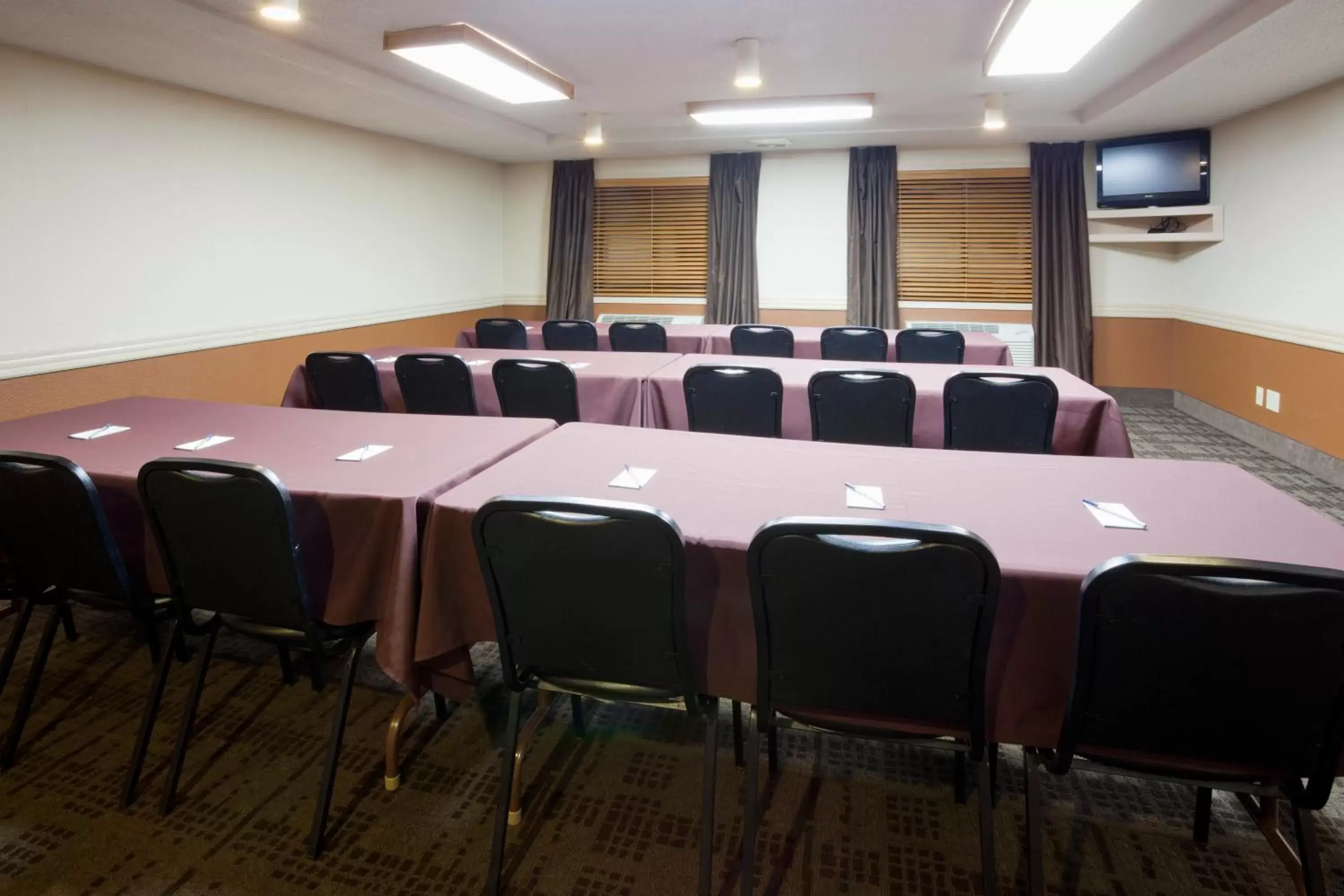 Meeting/conference room in AmericInn by Wyndham Osceola