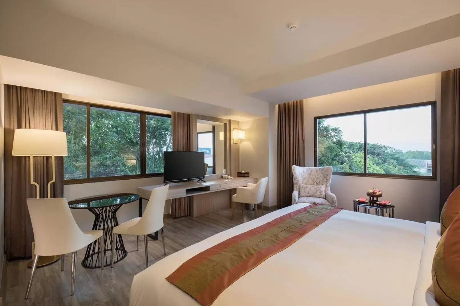 Bed, TV/Entertainment Center in The Heritage Chiang Rai Hotel and Convention - SHA Extra Plus