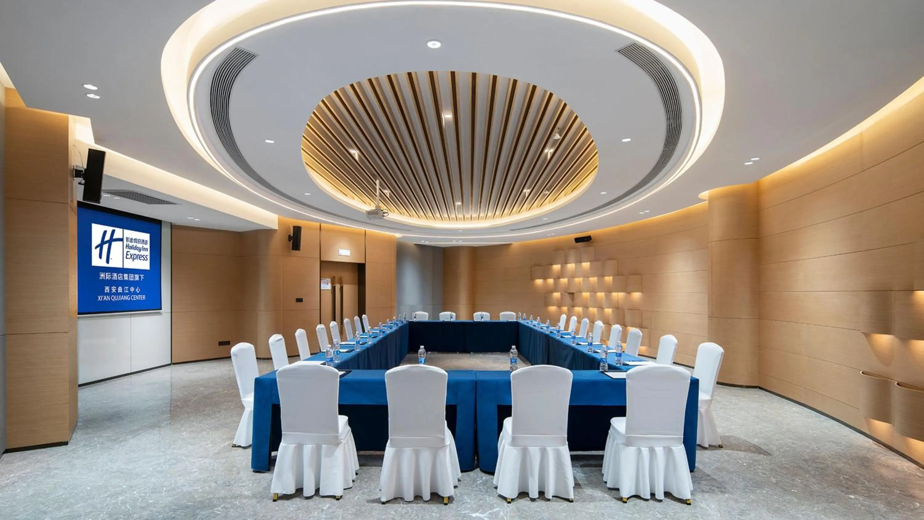 Meeting/conference room in Holiday Inn Express Xi'an Qujiang Center by IHG