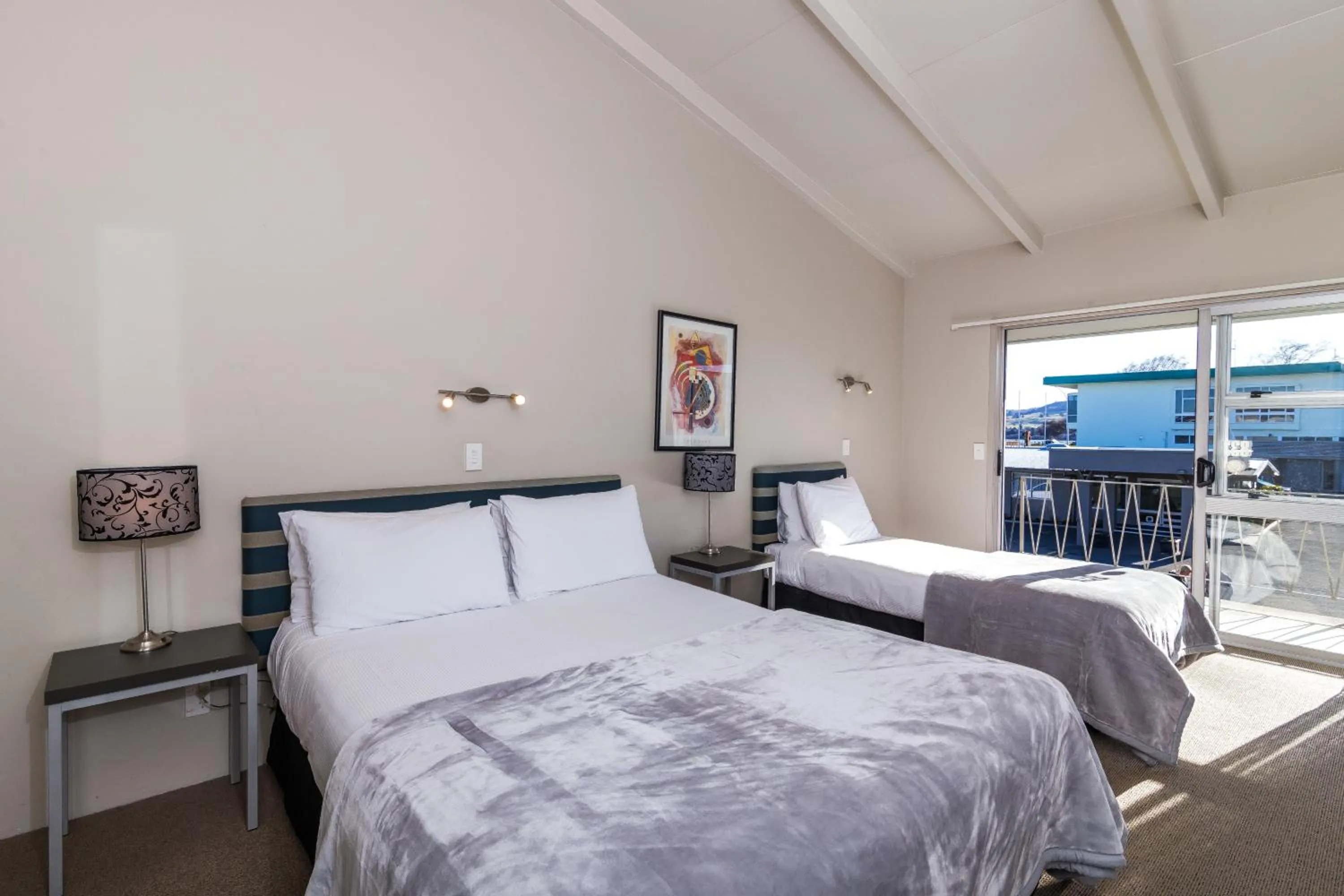 Bedroom, Bed in Twin Peaks Lakeside Inn