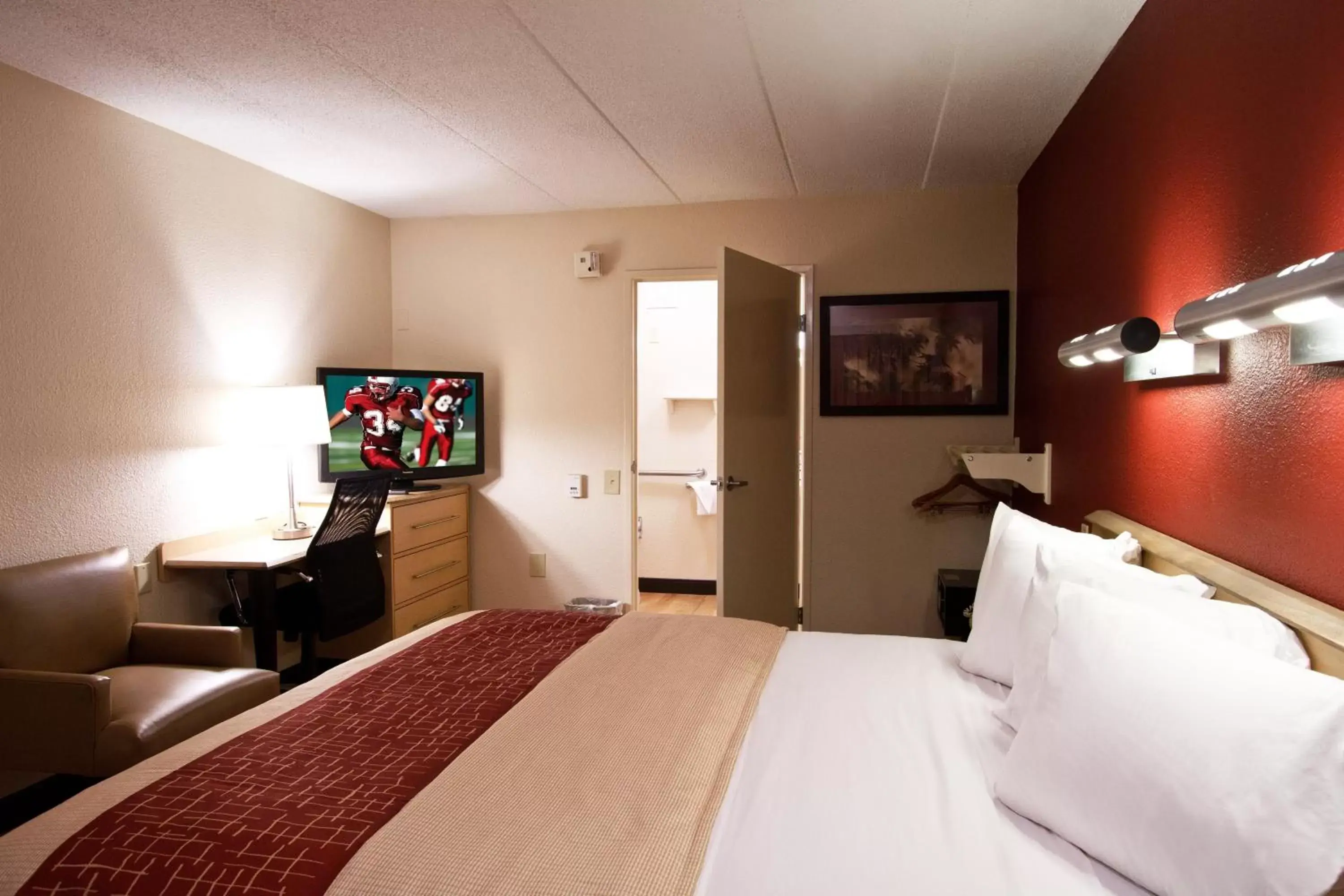Photo of the whole room, Bed in Red Roof Inn Allentown Airport