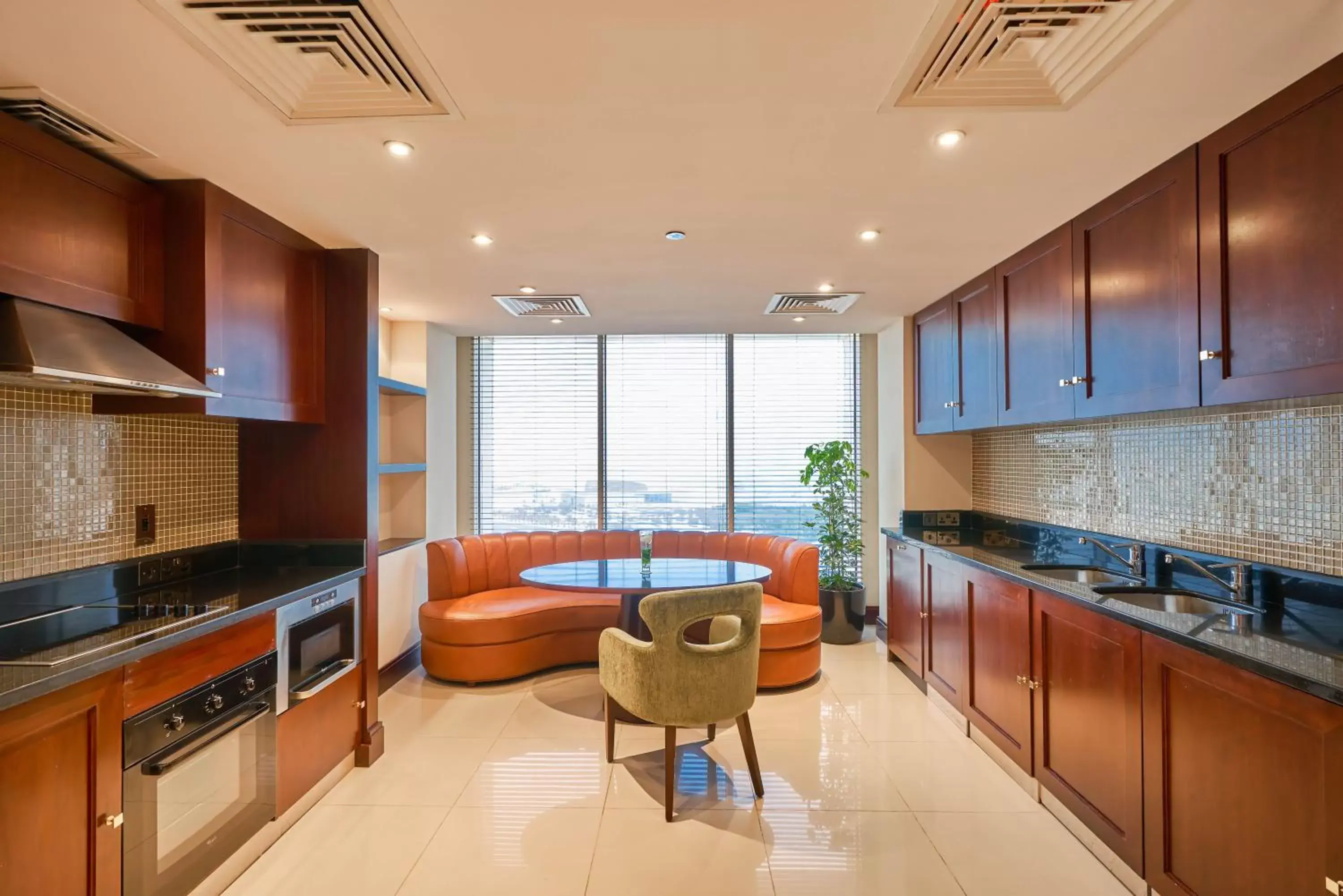 Kitchen or kitchenette, Kitchen/Kitchenette in The Diplomat Radisson Blu Hotel Residence & Spa