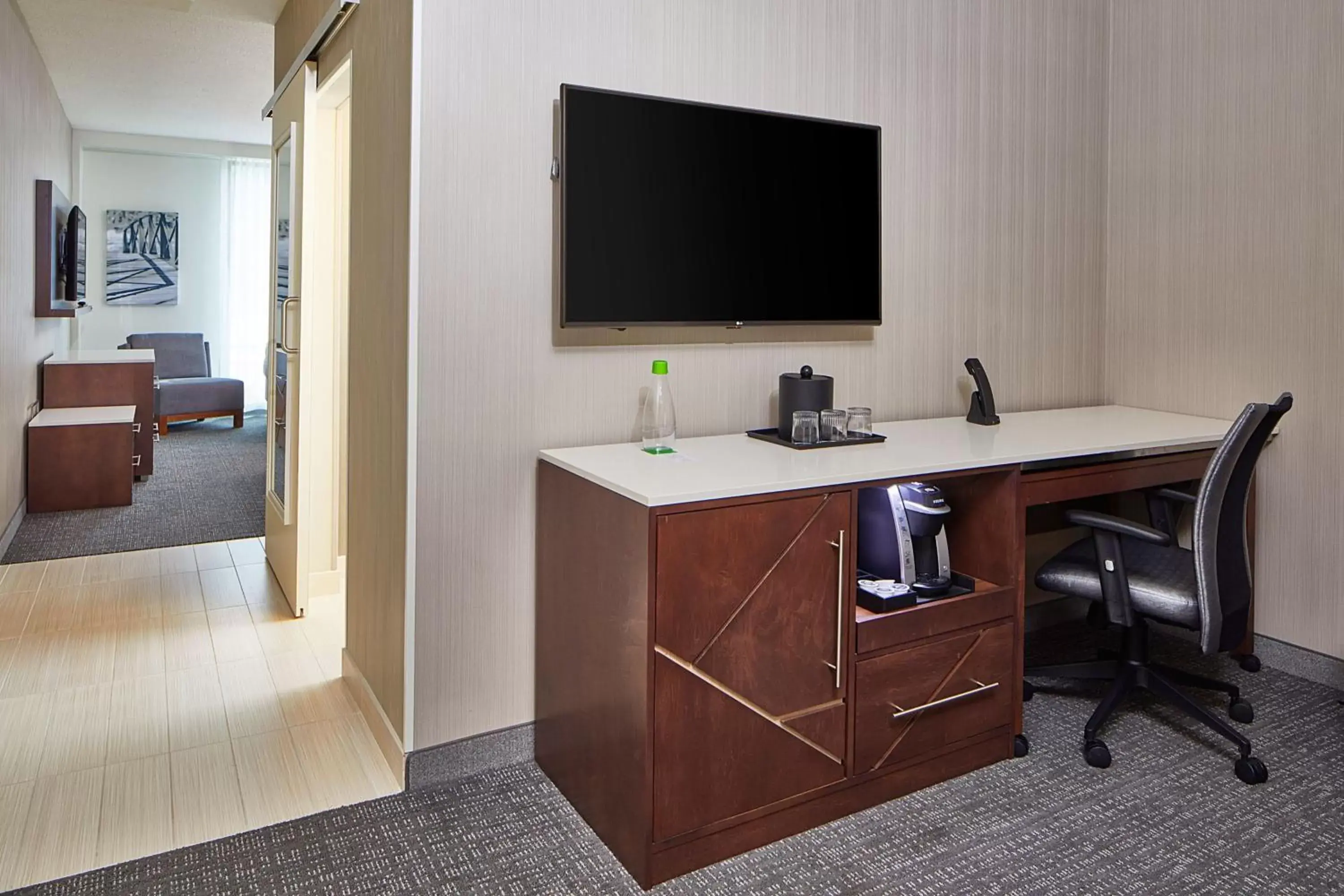 Photo of the whole room, TV/Entertainment Center in Courtyard by Marriott Minneapolis West