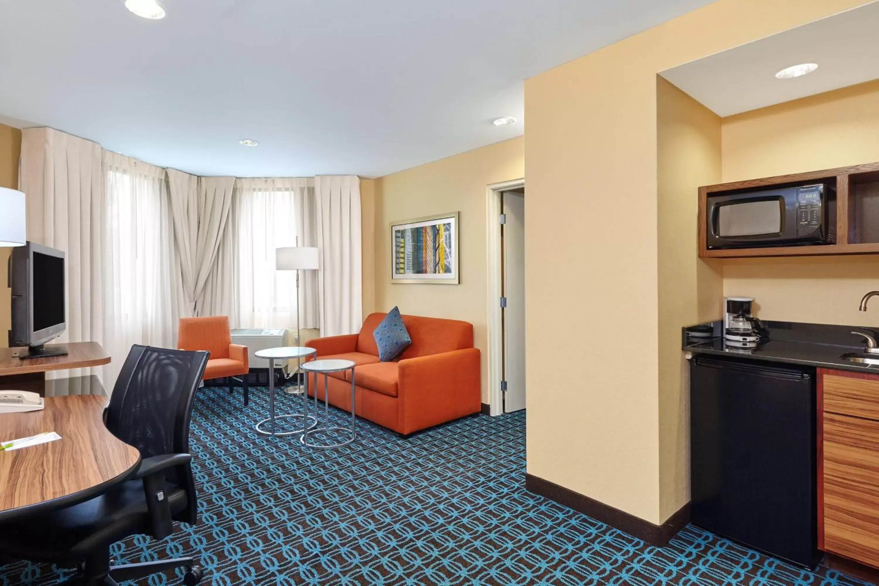 Photo of the whole room, Seating Area in Fairfield Inn and Suites Chicago Lombard