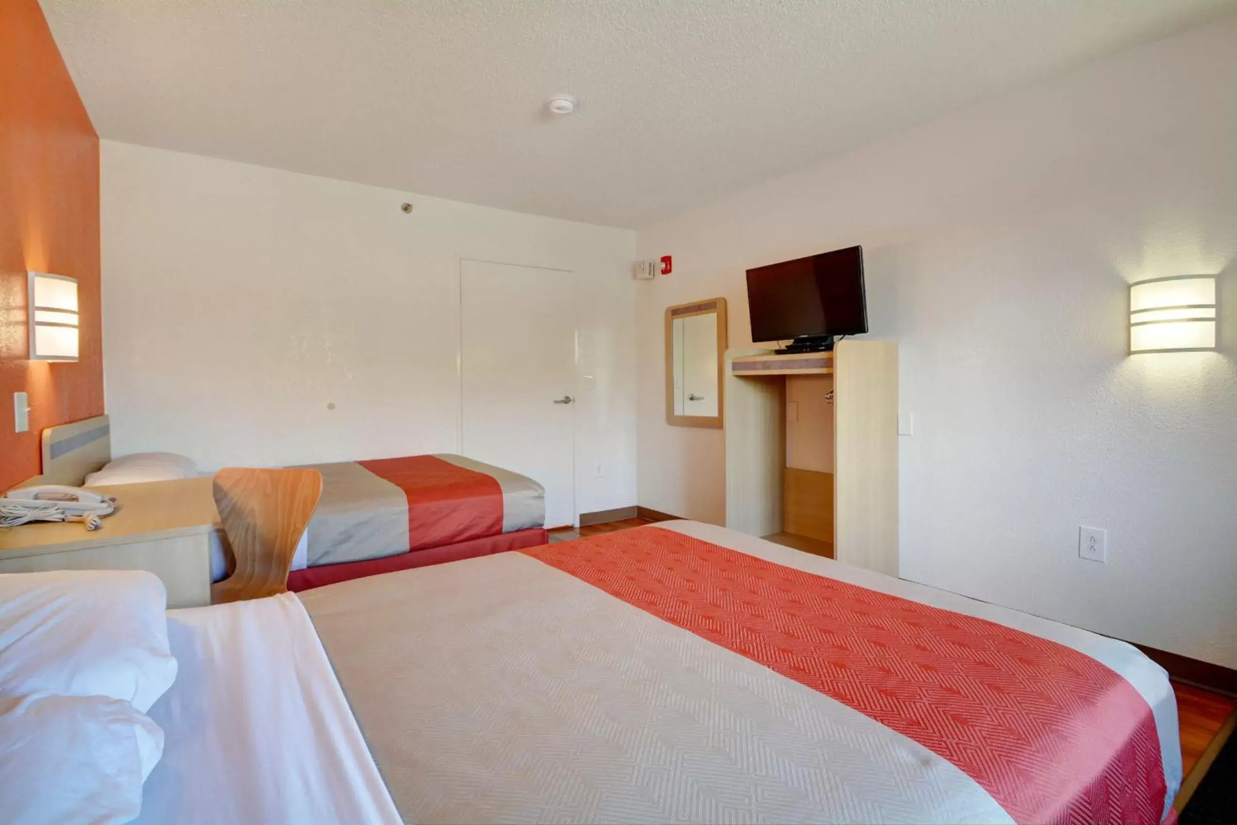 Bedroom, Bed in Motel 6-Wethersfield, CT - Hartford Bedroom, Bed in Motel 6-Wethersfield, CT - Hartford