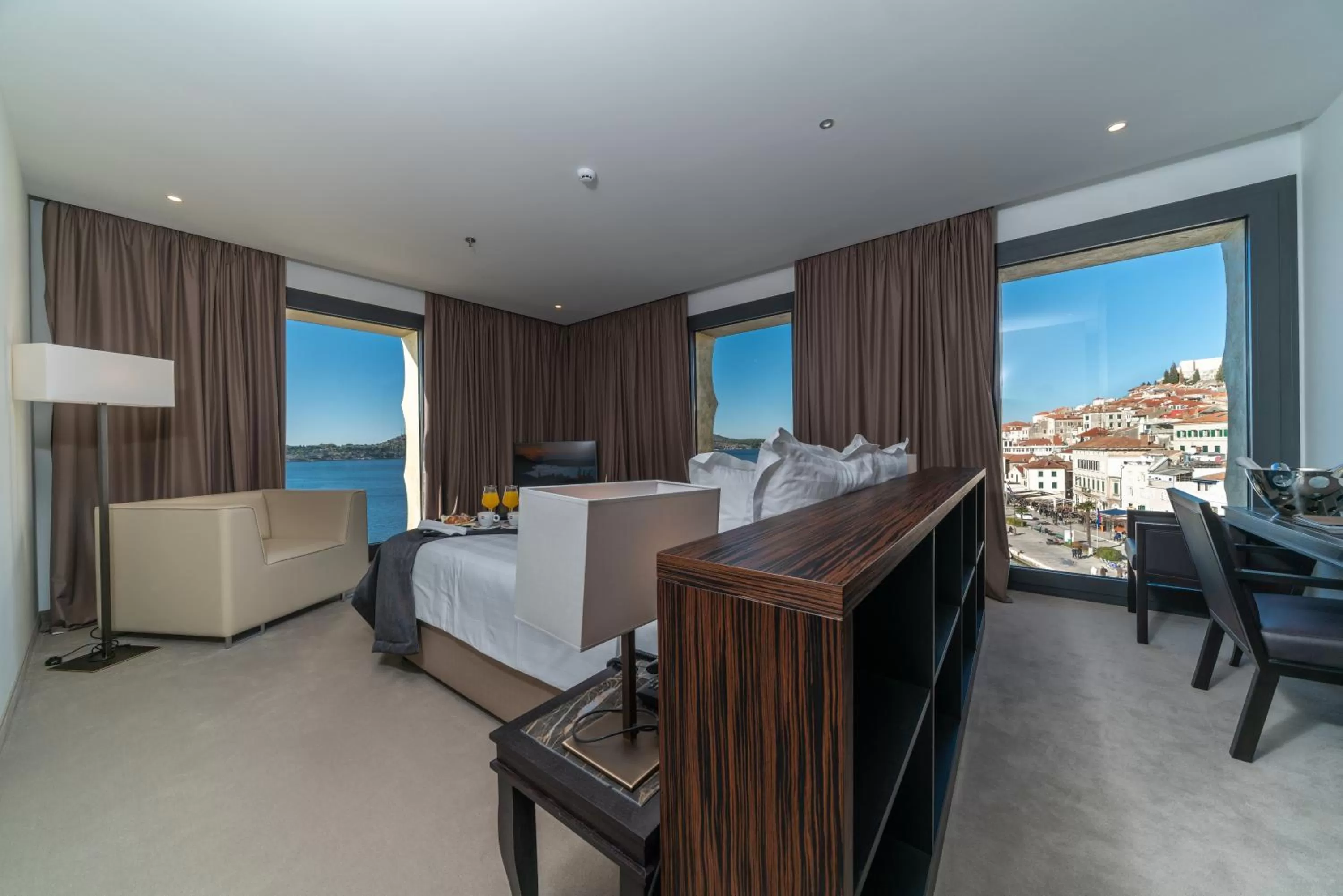 City view, Bed in Bellevue Superior City Hotel