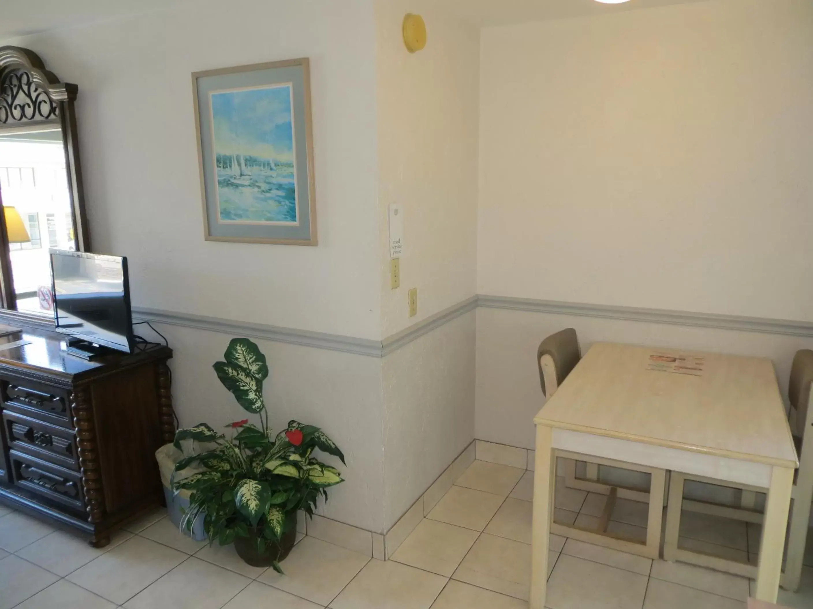 Dining area, TV/Entertainment Center in Sand Castle Motel