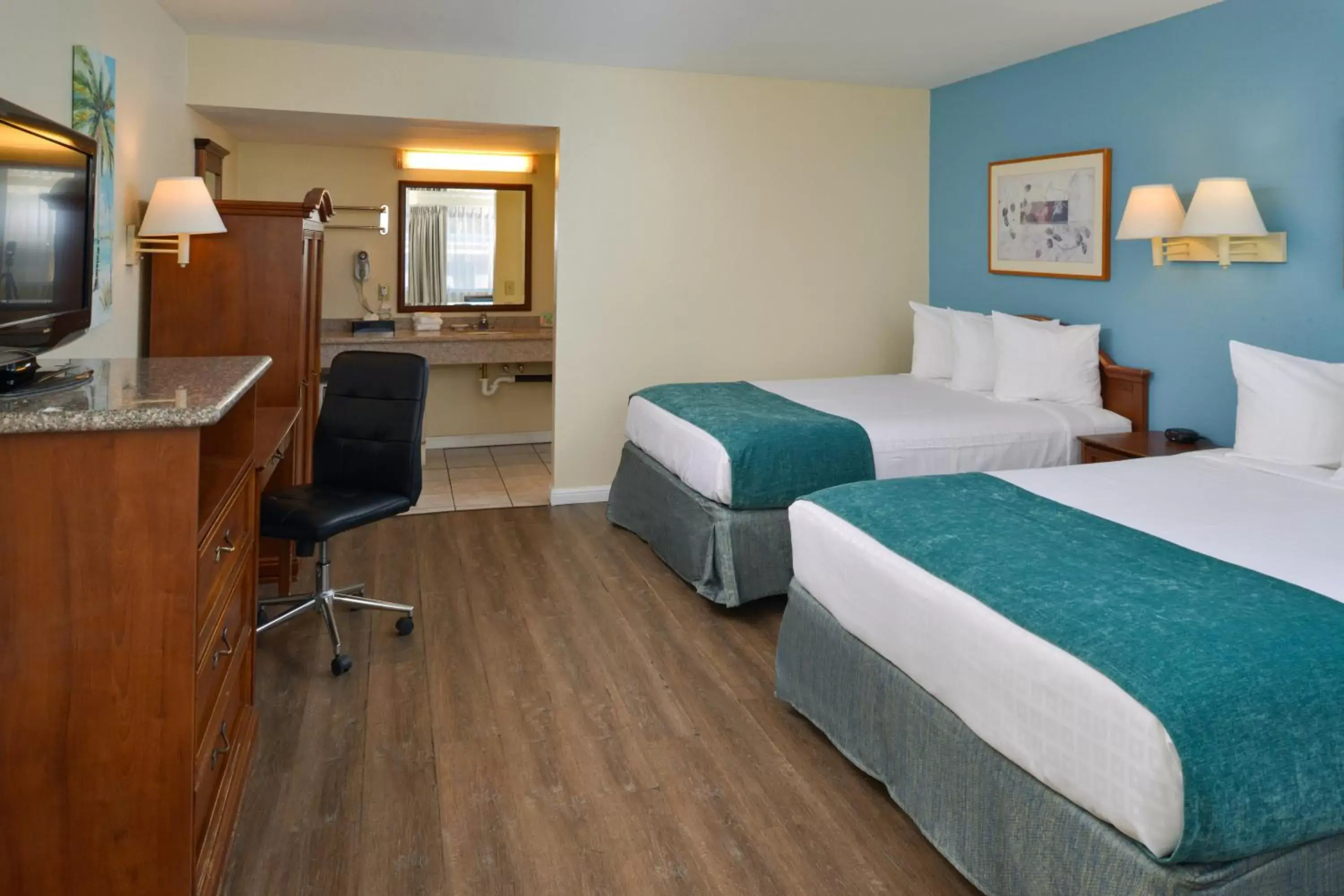 Bed in Edgewater Inn and Suites