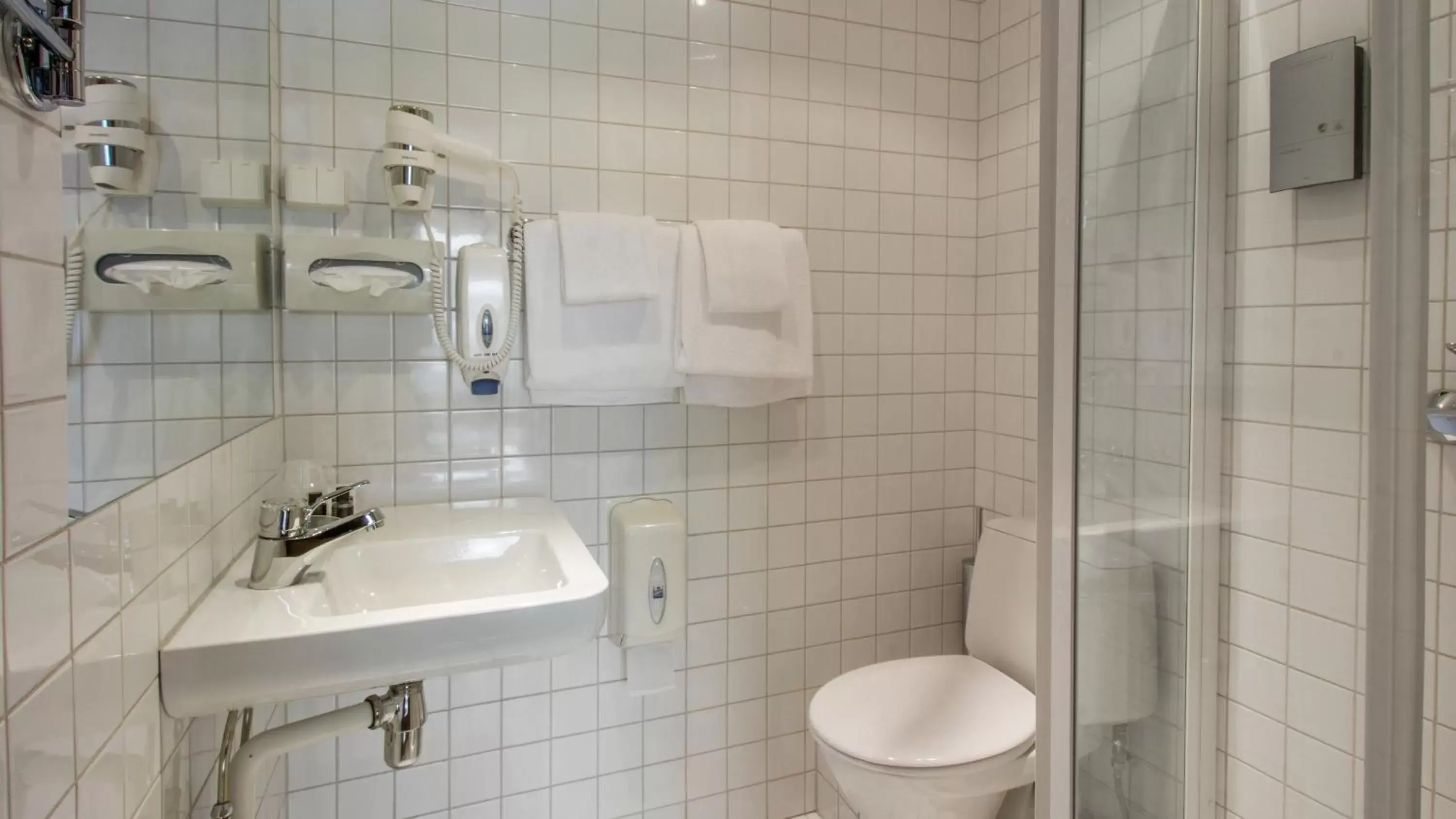 Shower, Bathroom in Best Western Plus Gyldenlove Hotell