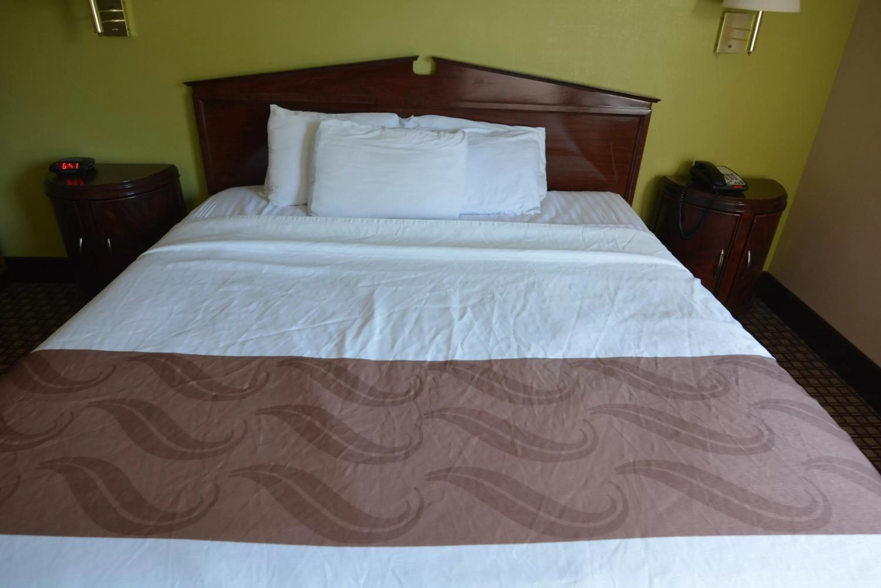 Bed in Jameson Inn and Suites Hazelhurst