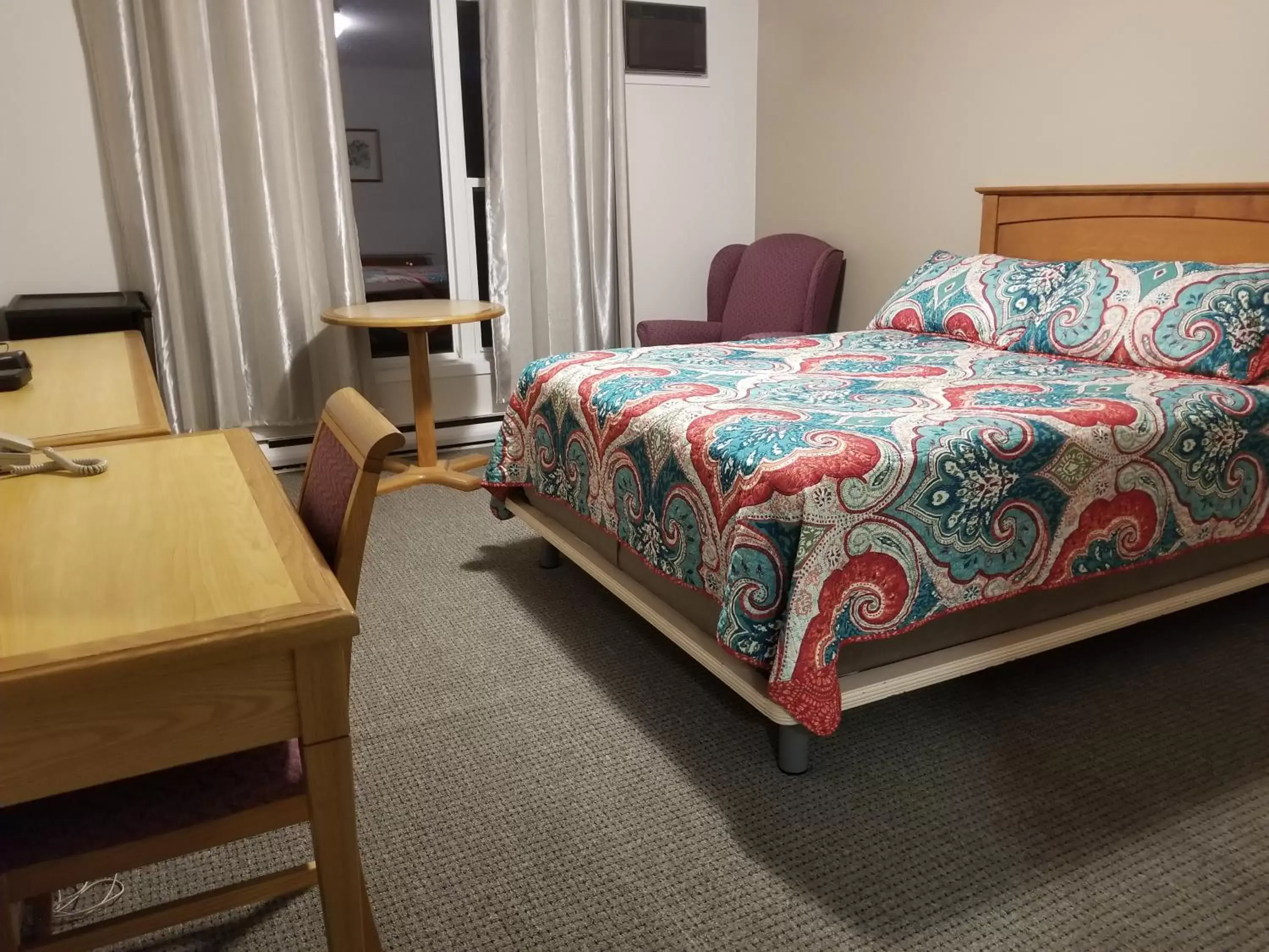 Bedroom, Bed in Knights Inn Woodstock