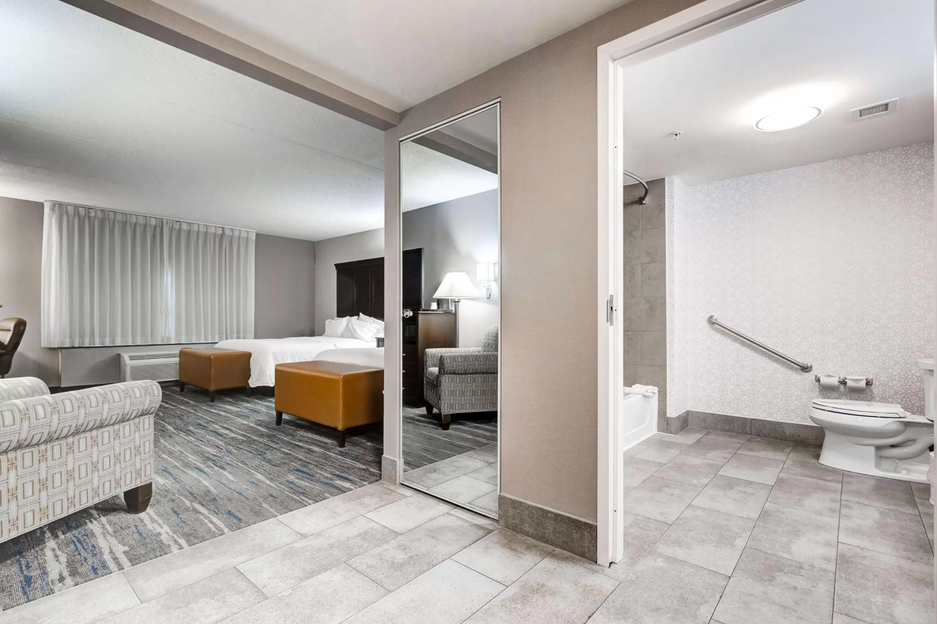 Bed in Hampton Inn & Suites by Hilton Brantford