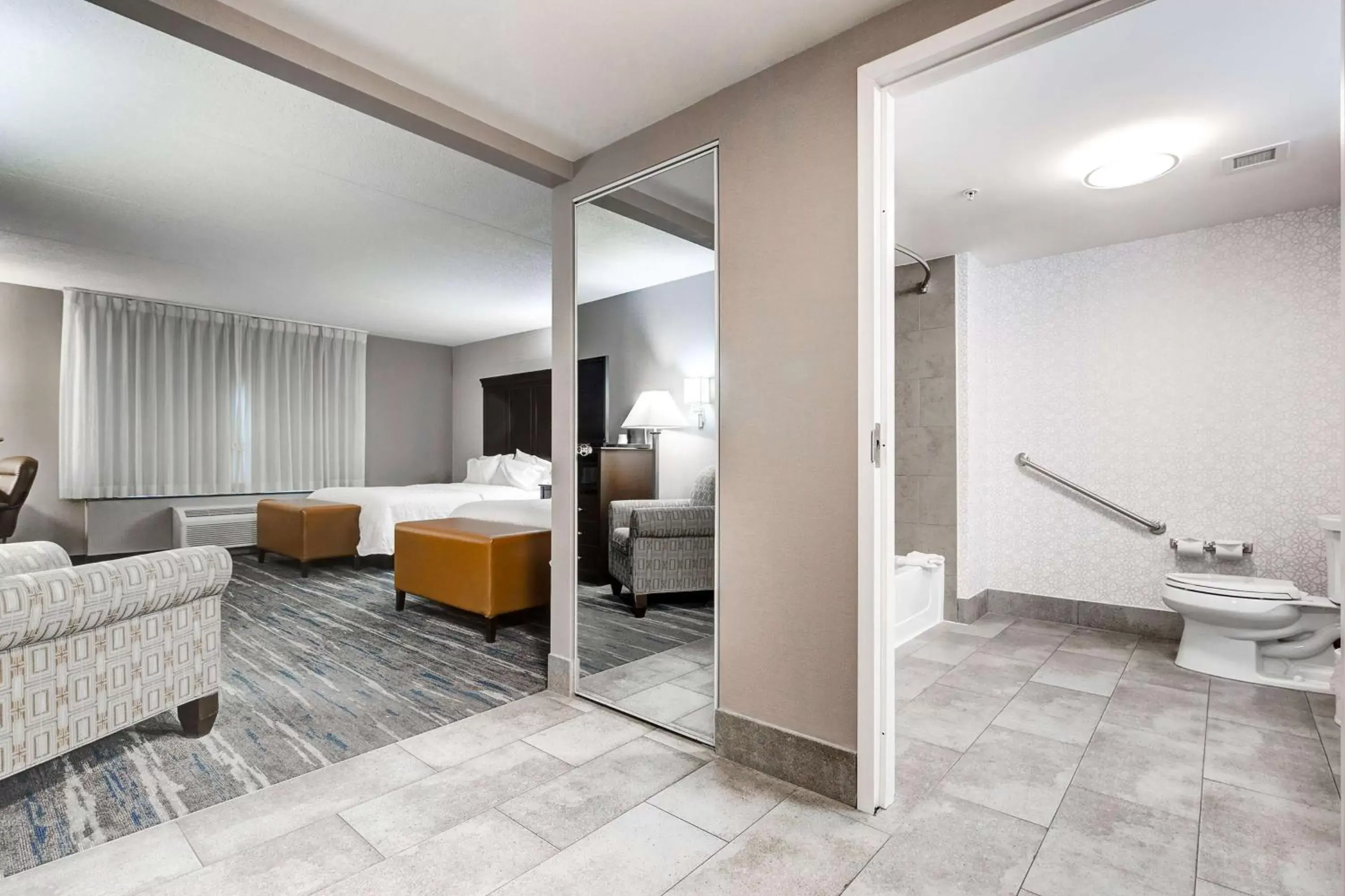 Bed, Bathroom in Hampton Inn & Suites by Hilton Brantford
