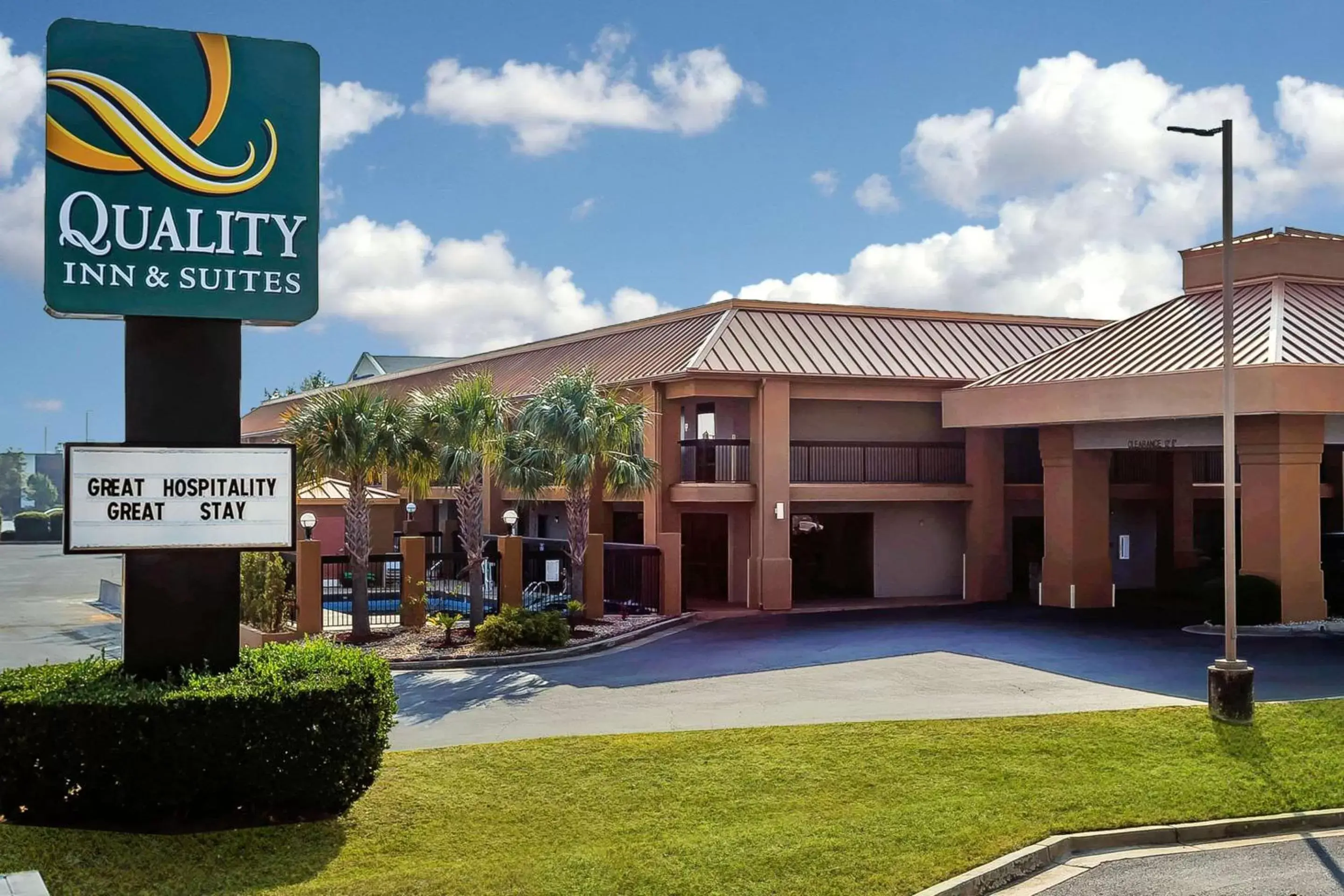 Property building in Quality Inn & Suites near Robins Air Force Base Property building in Quality Inn & Suites near Robins Air Force Base