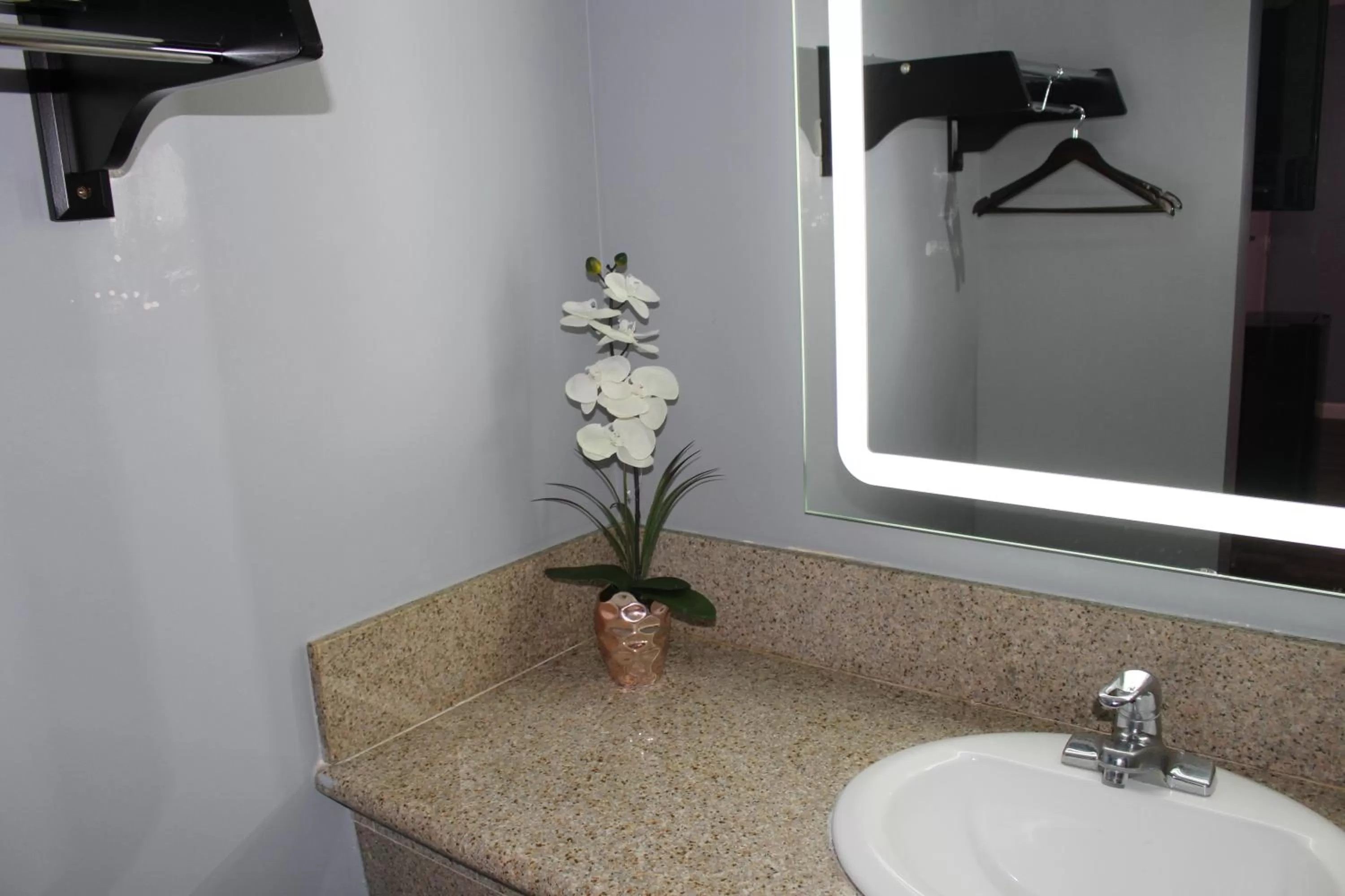 ERTH INN by AGA Maywood