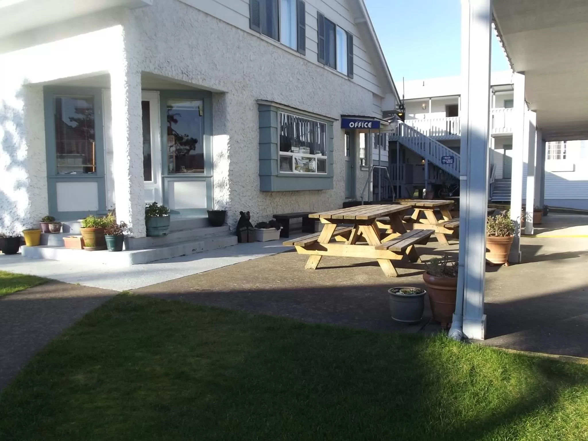 Facade/entrance in Hillcrest Inn