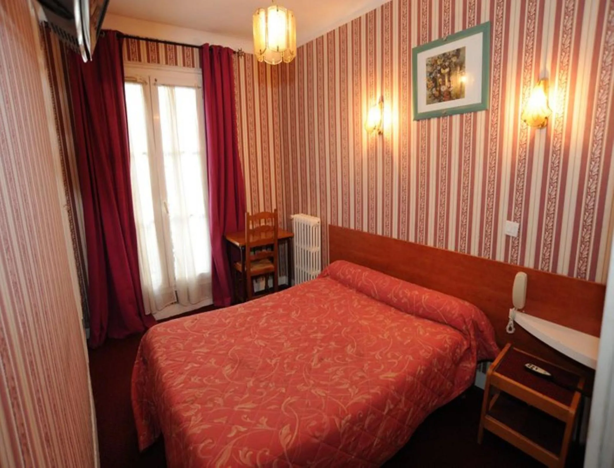 Photo of the whole room, Bed in Sully Hôtel