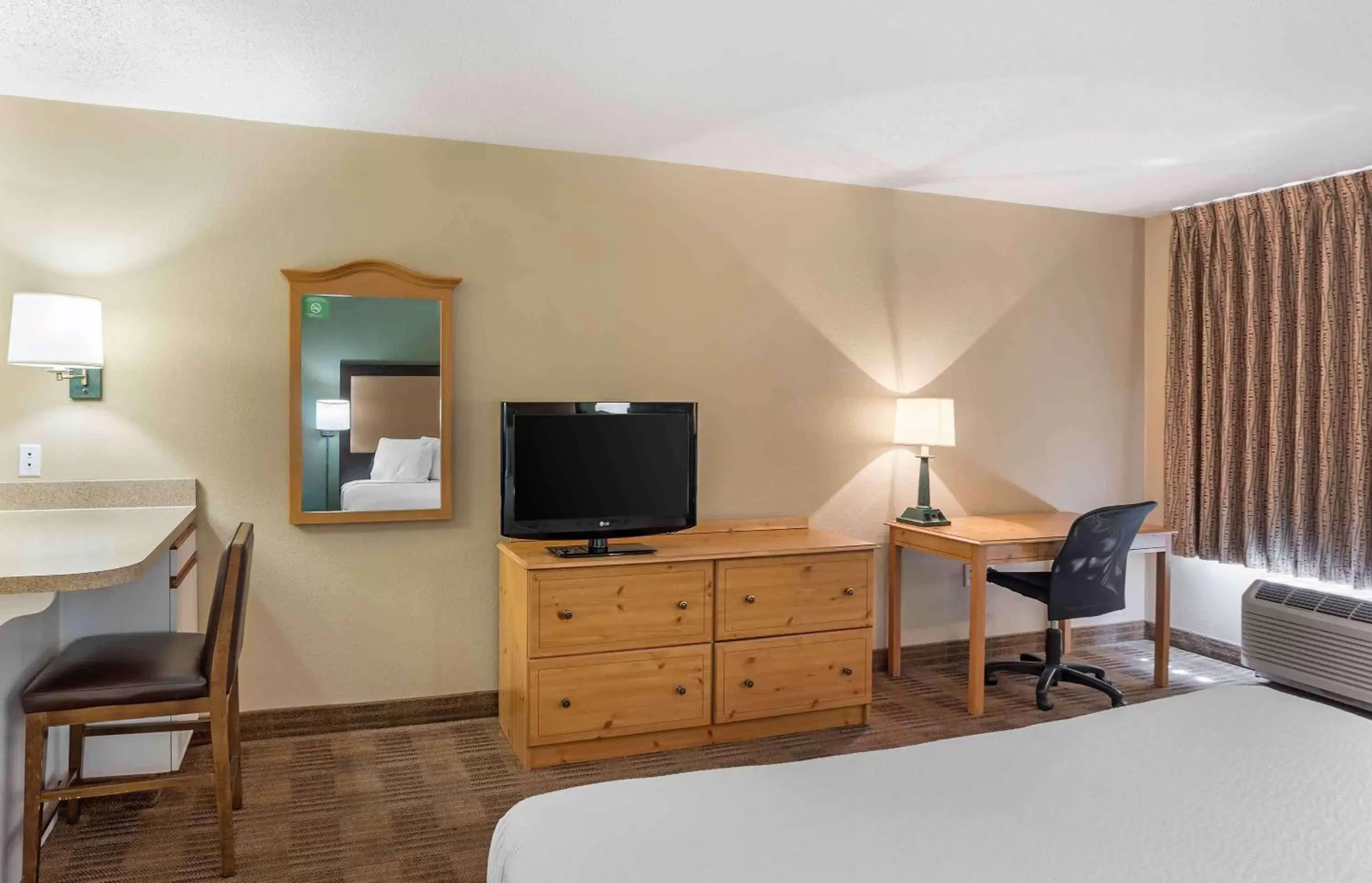 Bedroom, TV/Entertainment Center in Extended Stay America Suites - Philadelphia - Horsham - Dresher Rd