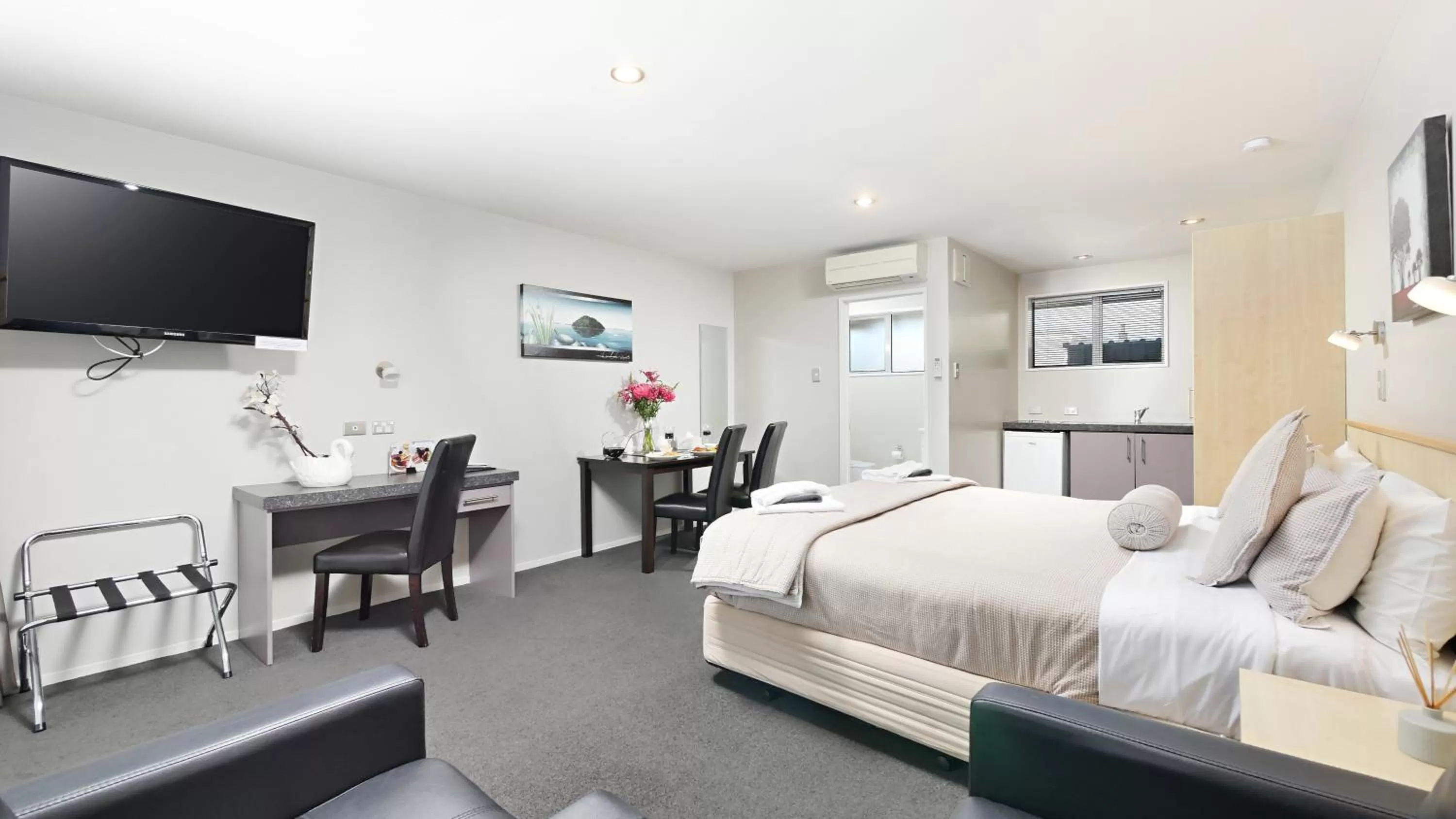 Photo of the whole room, Bed in Arthur's Court Motor Lodge