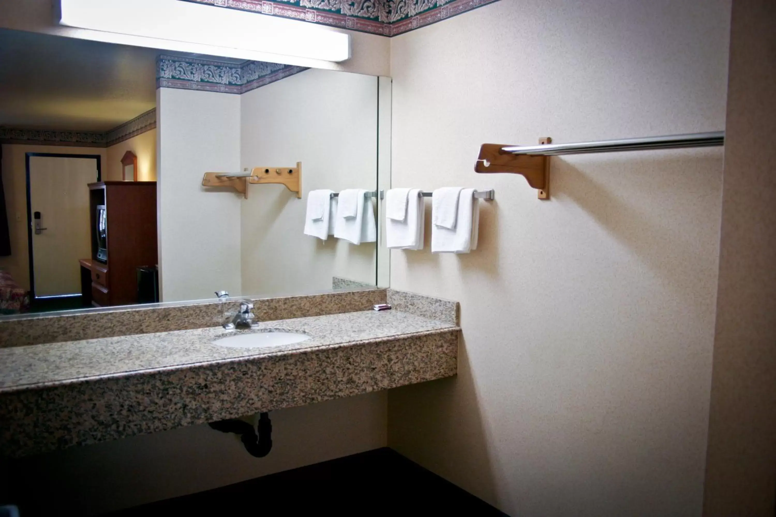 Bathroom in La Mirage Inn LAX Airport
