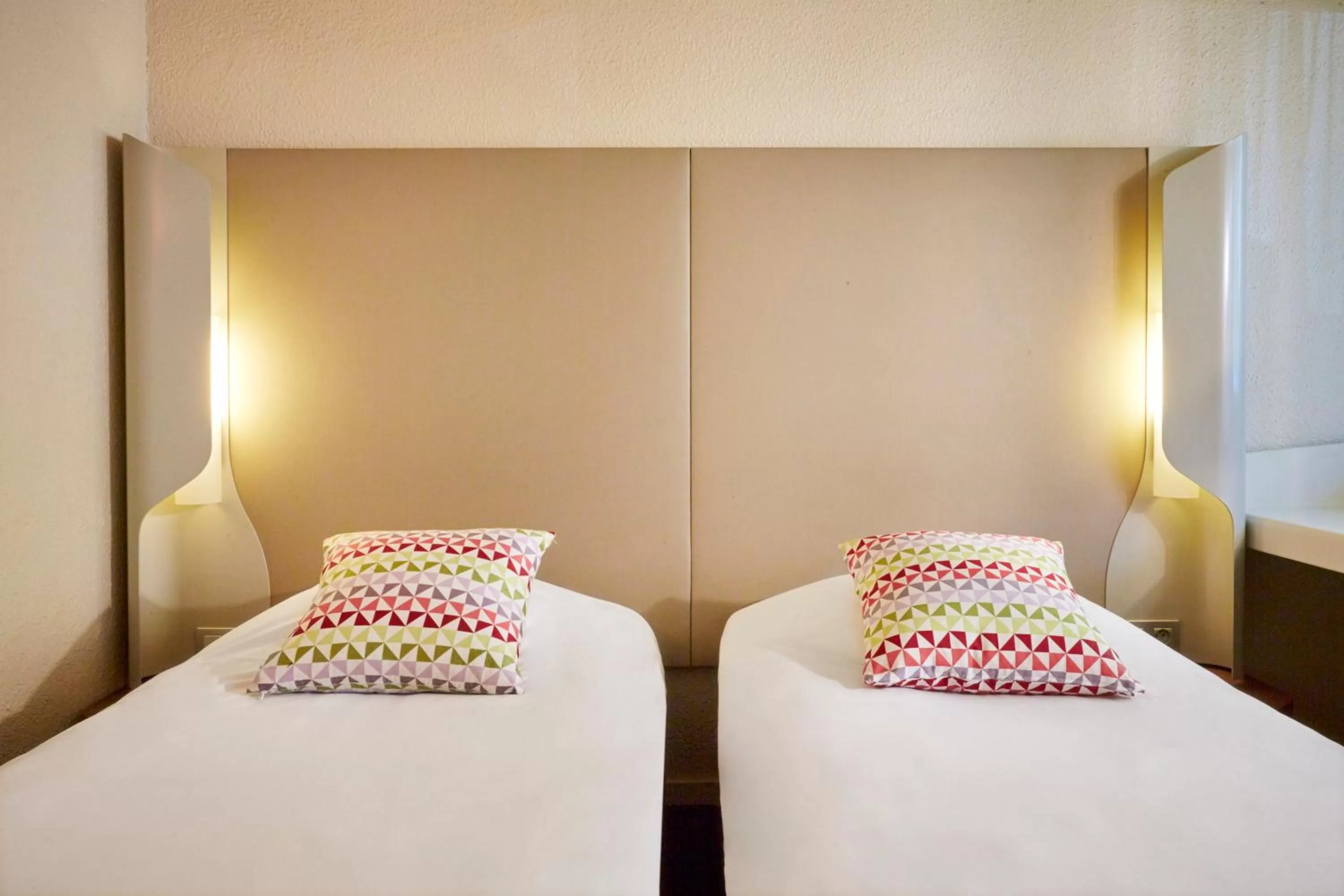 Bedroom, Bed in Campanile Evry Ouest - Corbeil Essonnes