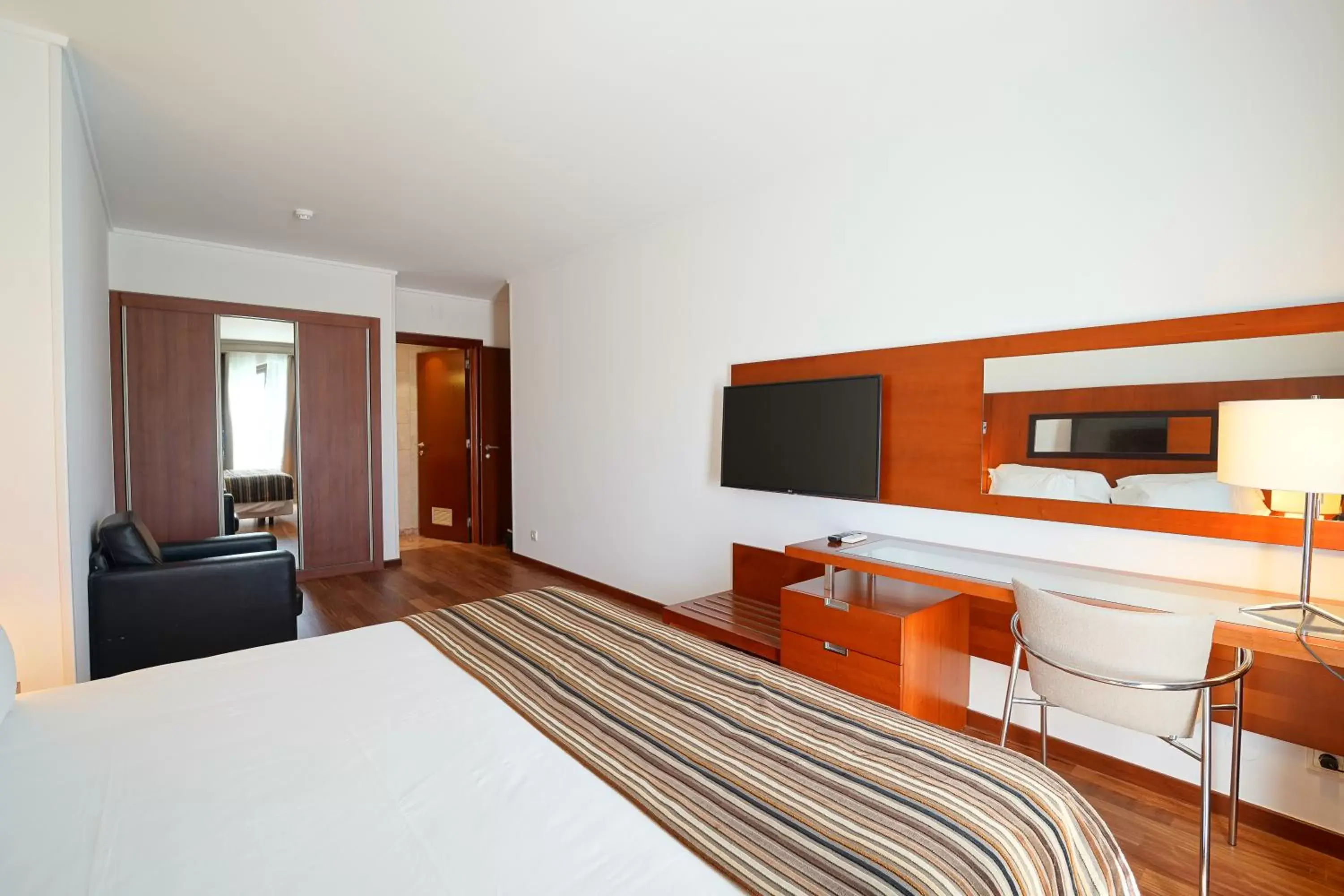 Bedroom, TV/Entertainment Center in Legendary Lisboa Suites