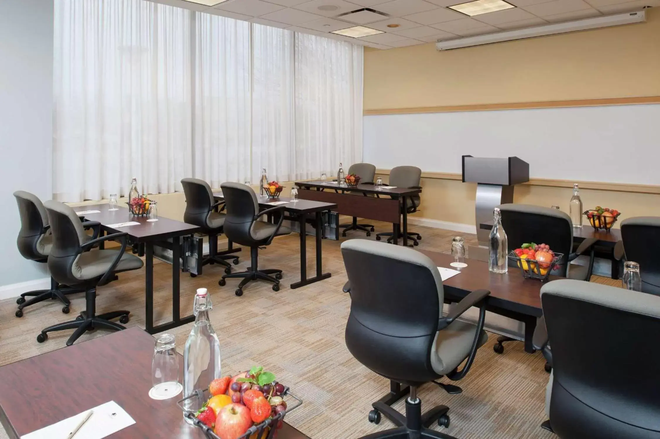 Meeting/conference room, Restaurant/Places to Eat in DoubleTree by Hilton Hotel and Conference Center Chicago North Shore