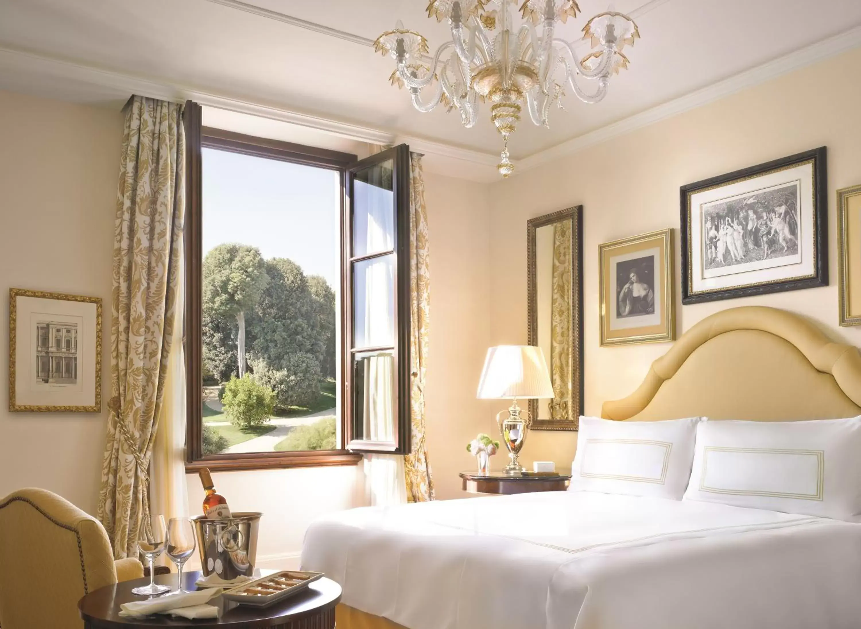 Photo of the whole room, Bed in Four Seasons Hotel Firenze